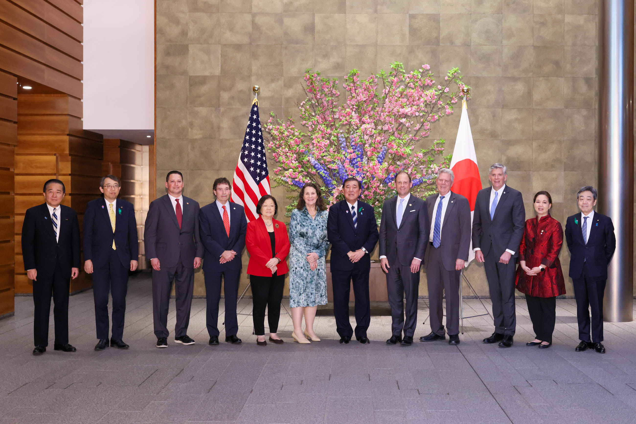 会见美国国会日本研究组访日议员团一行