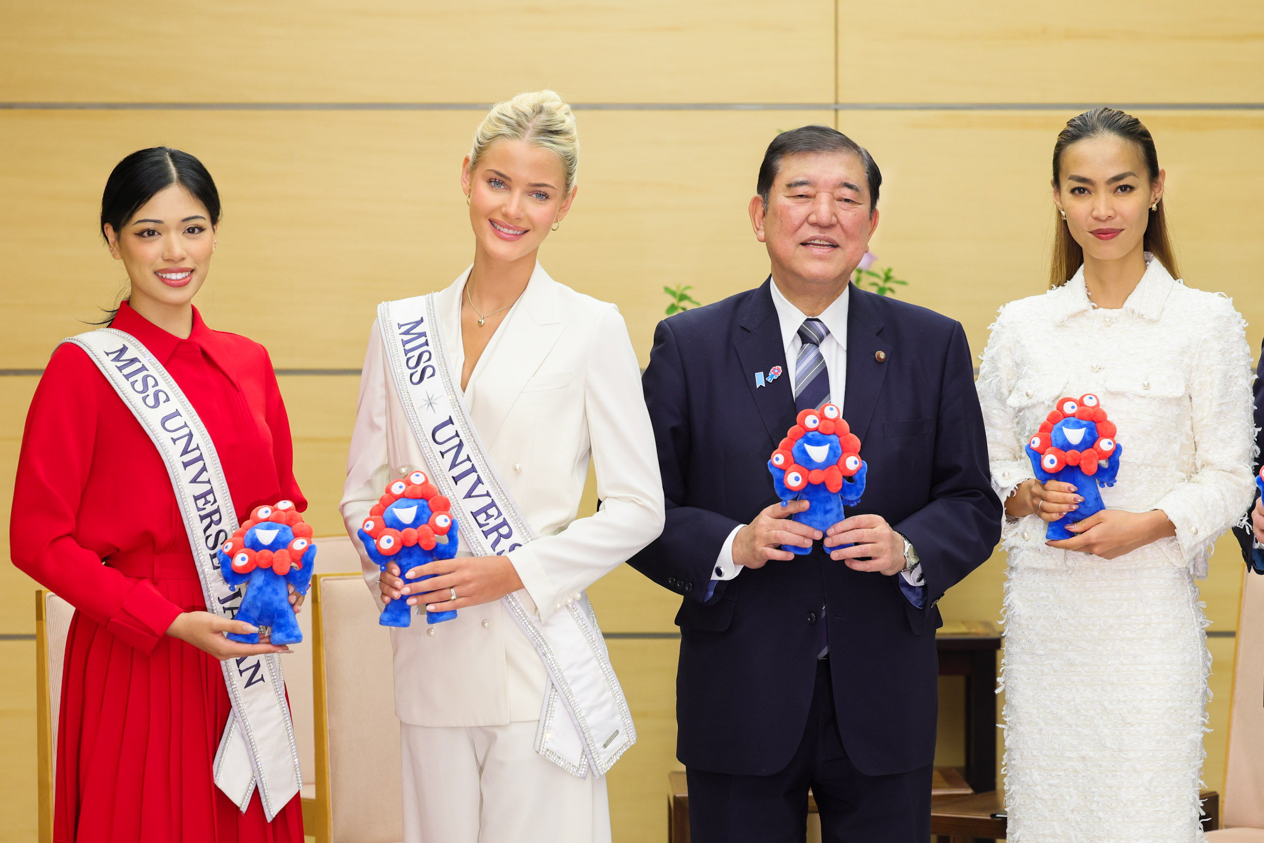 会见环球小姐冠军和环球小姐日本代表