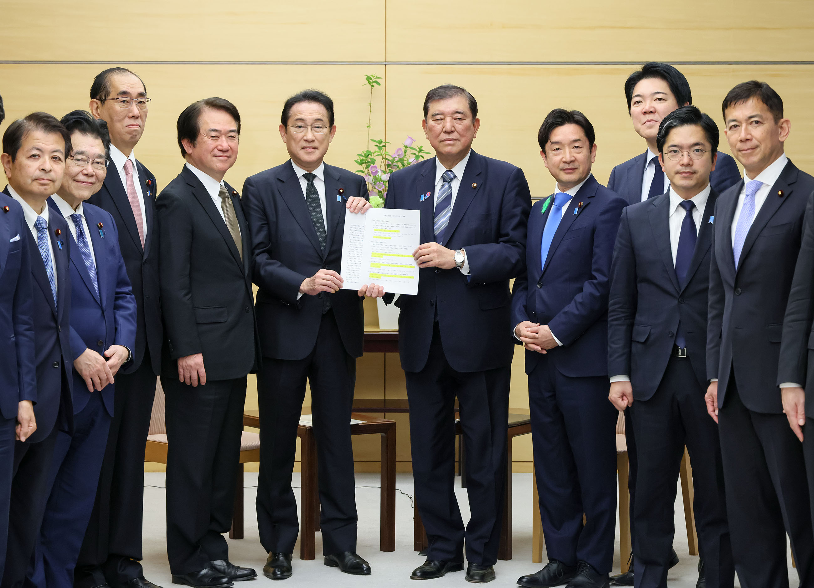 接受自由民主党“资产运用立国议员联盟”的建议书