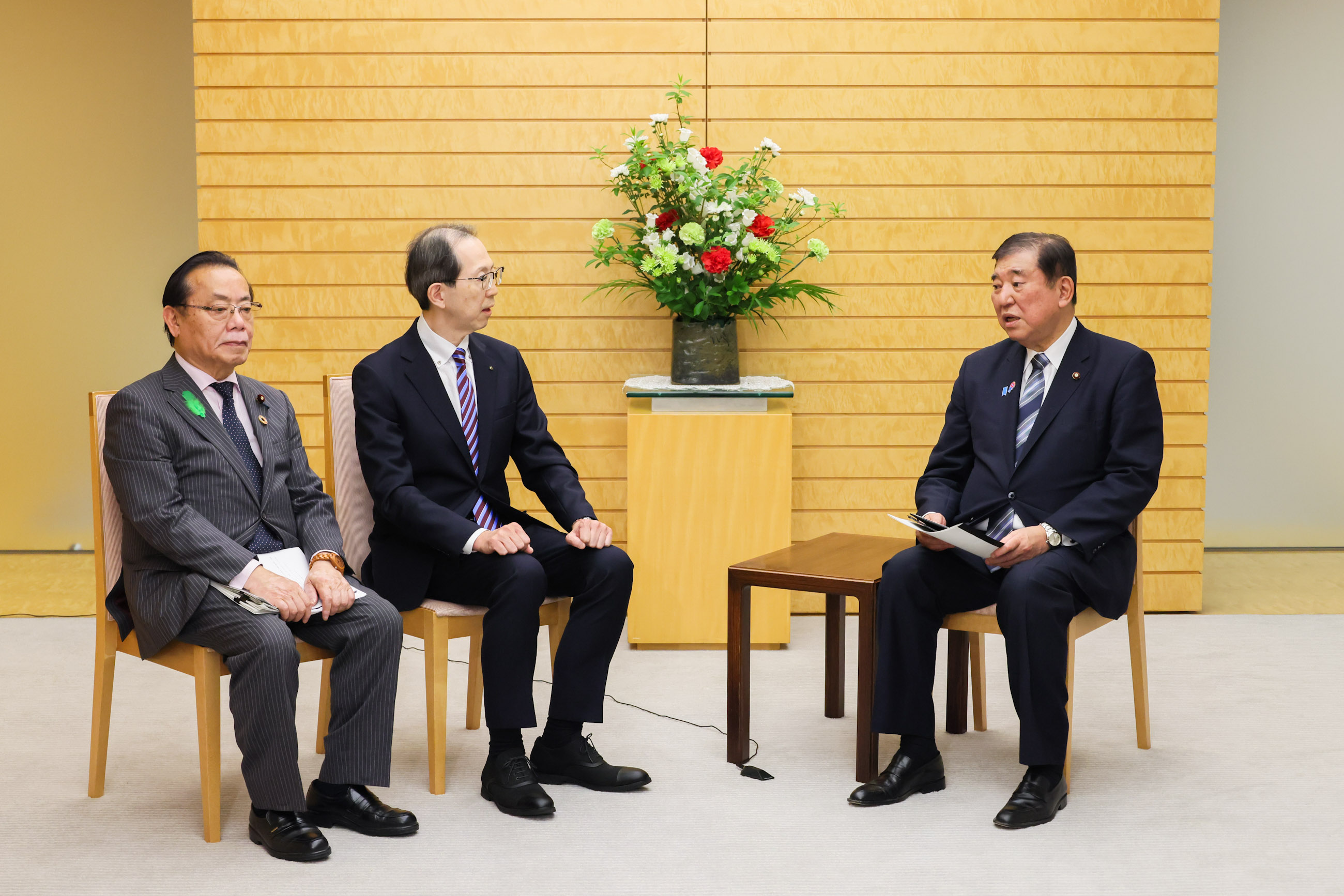 石破首相接受请愿书3