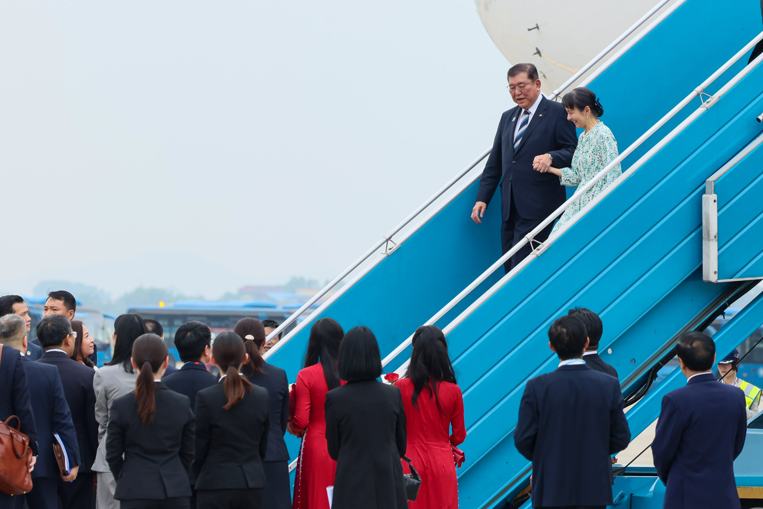 石破首相抵达河内3