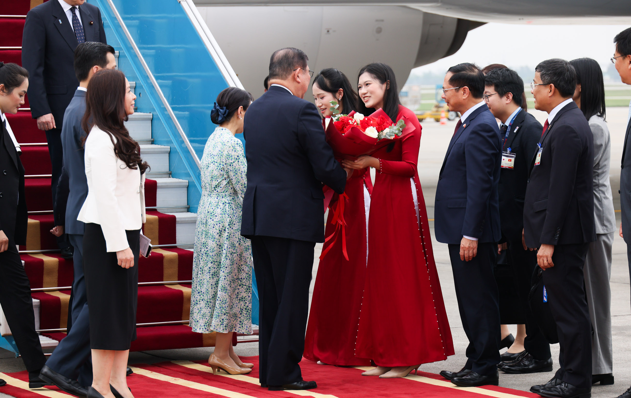 石破首相抵达河内5