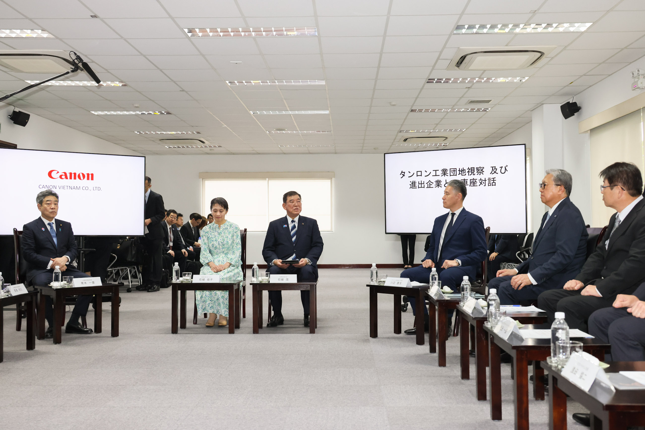 石破首相与越日资企业代表等召开座谈会2