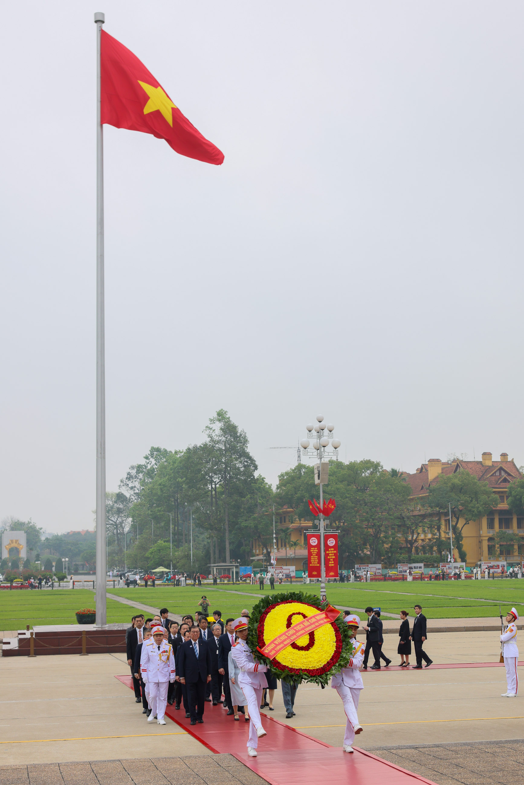 石破首相在胡志明主席陵墓进行献花1