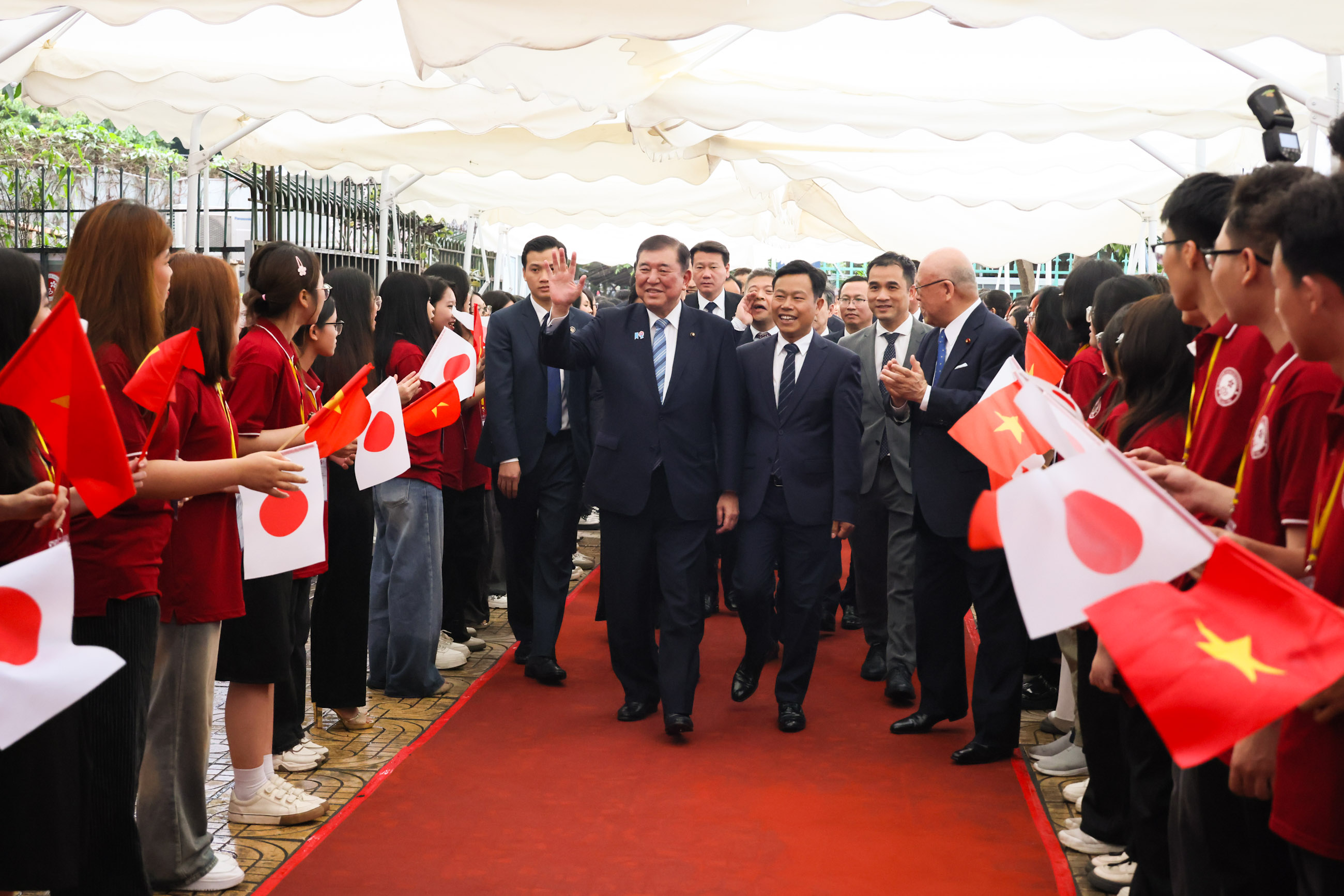 石破首相访问日越大学1