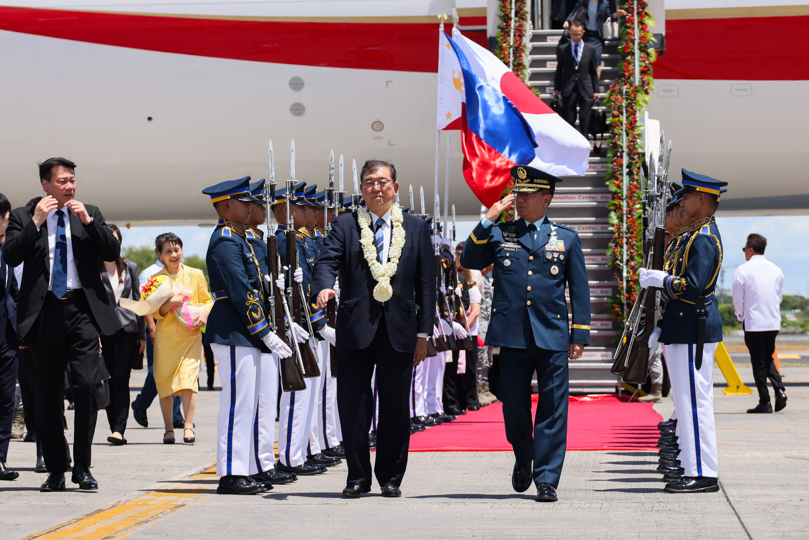 石破首相抵达马尼拉3