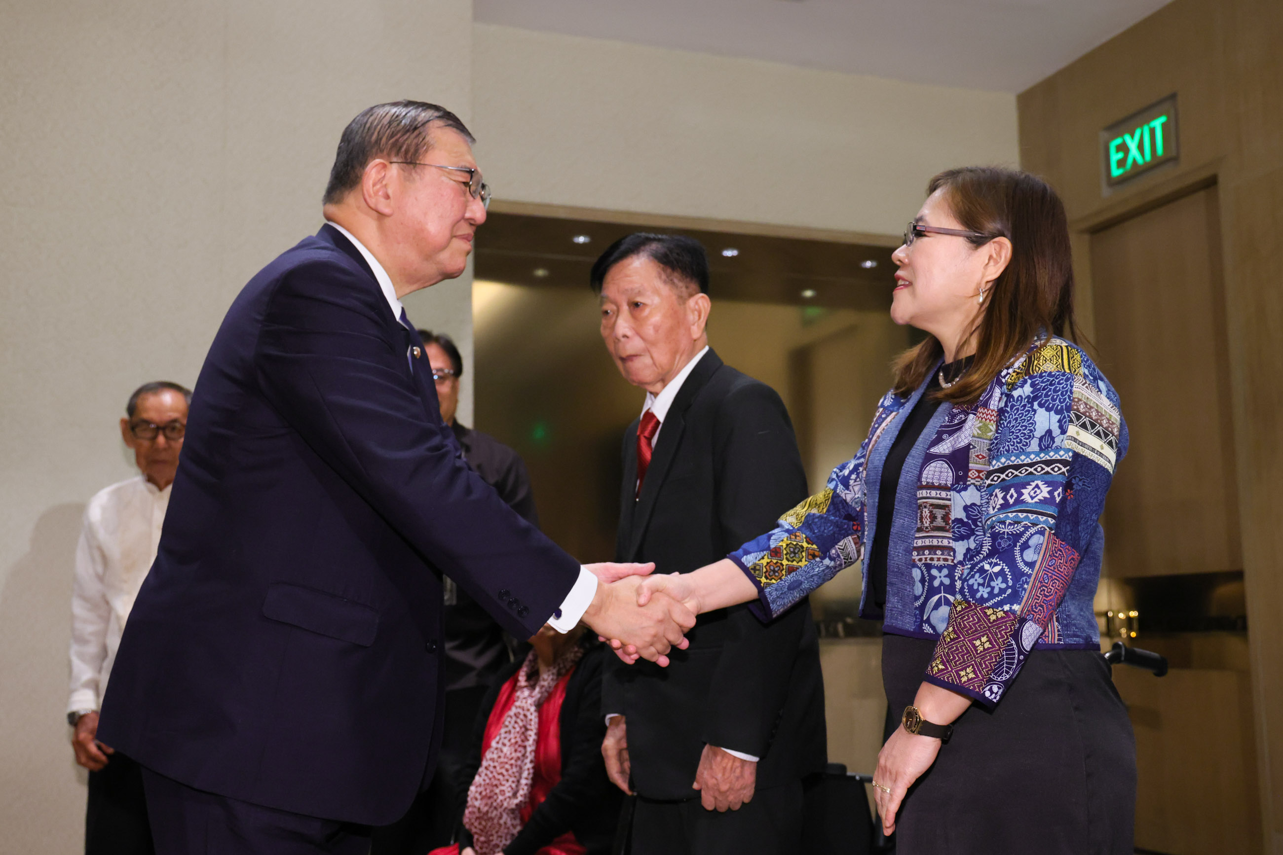 石破首相与遗菲日本人进行恳谈1