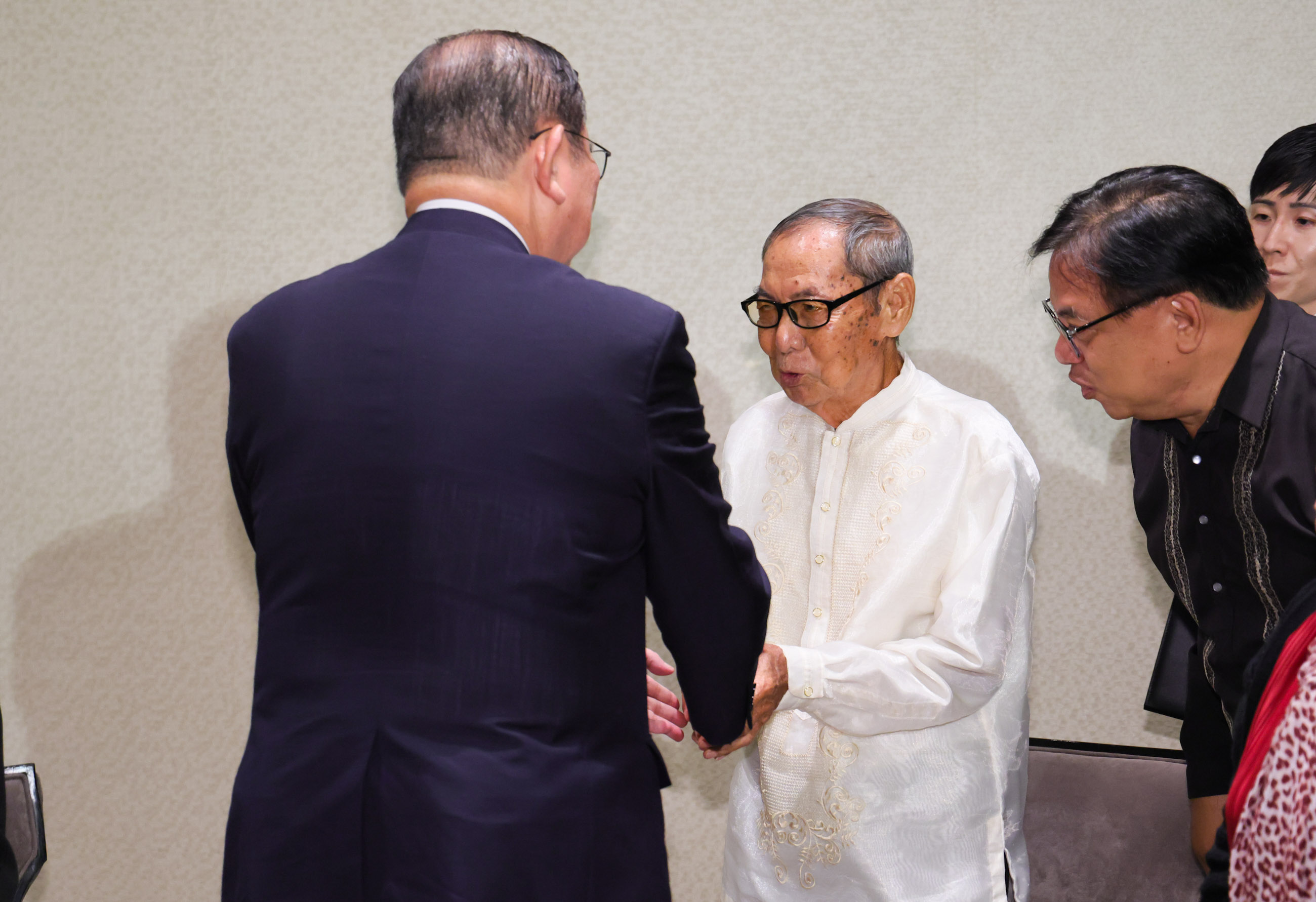 石破首相与遗菲日本人进行恳谈2