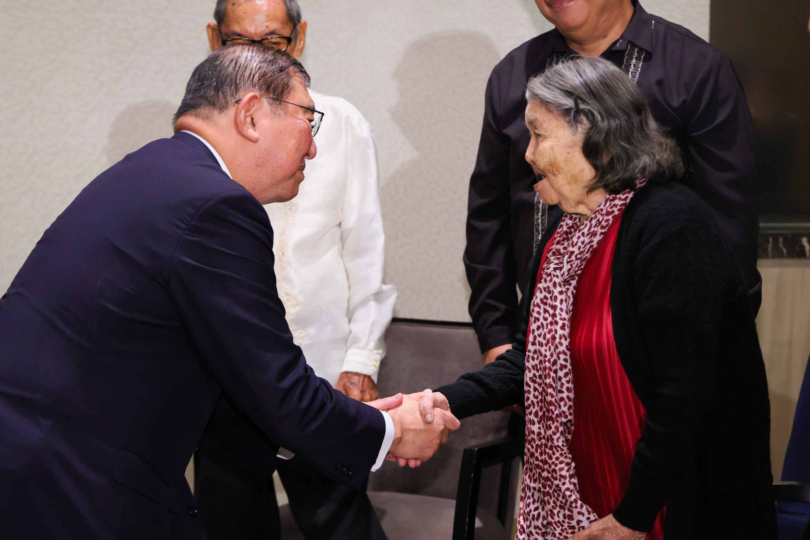 石破首相与遗菲日本人进行恳谈3