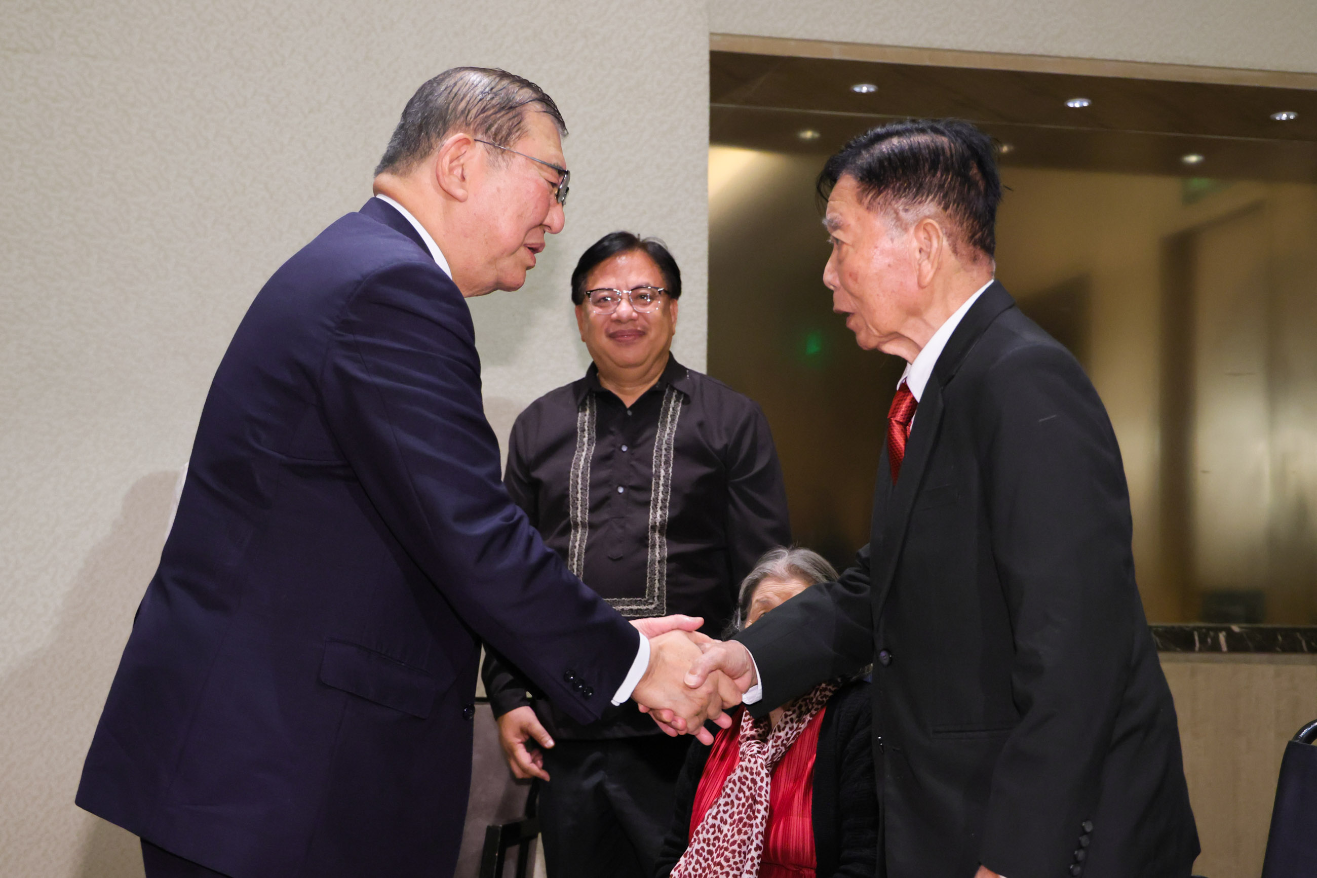 石破首相与遗菲日本人进行恳谈4