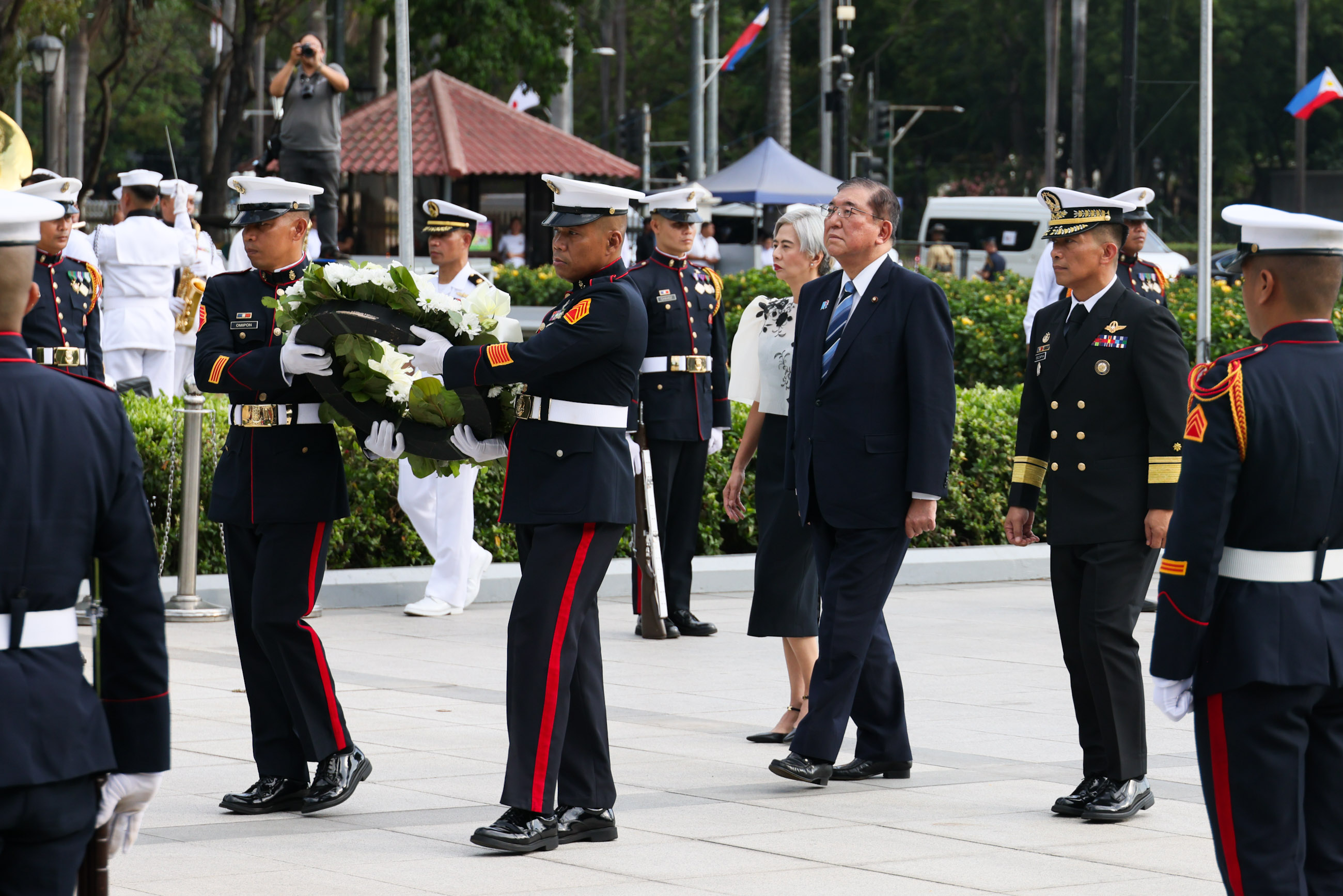 石破首相黎刹公园进行献花1