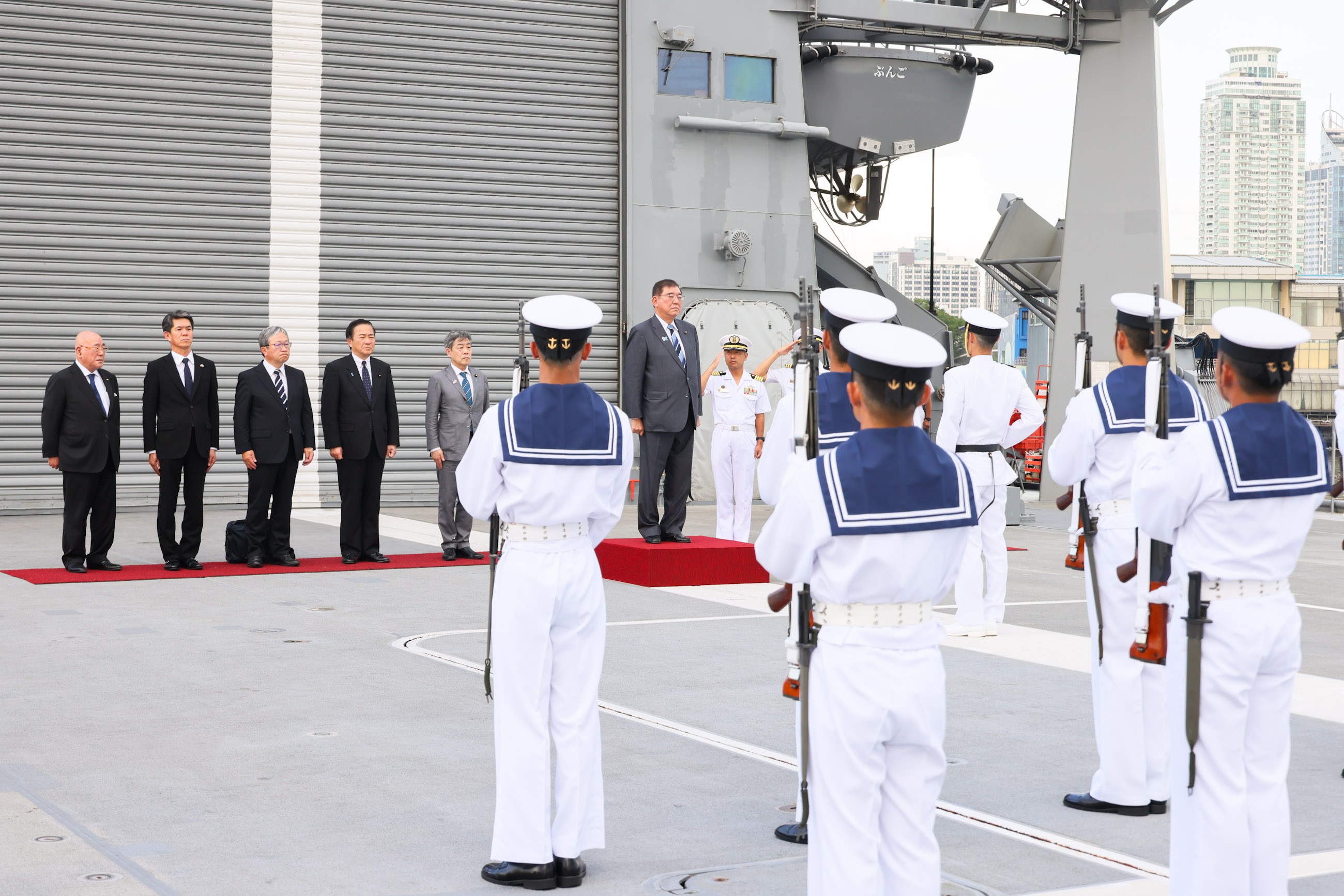 石破首相在日本海上自卫队舰艇激励队员2