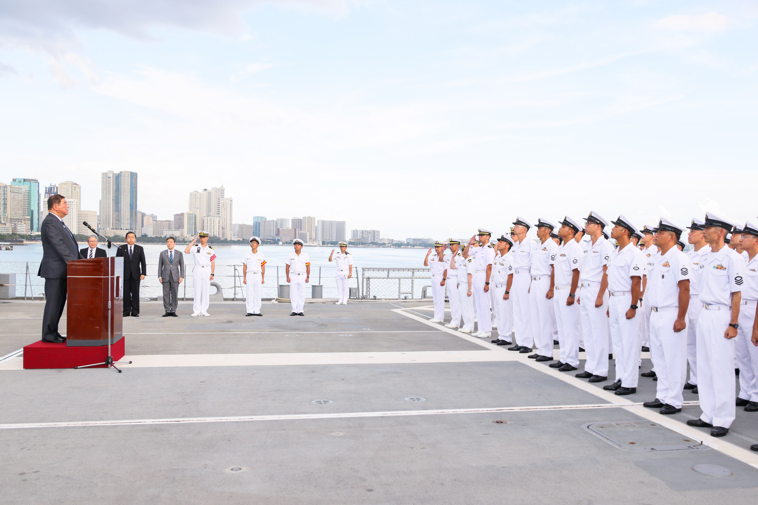 石破首相在日本海上自卫队舰艇激励队员3