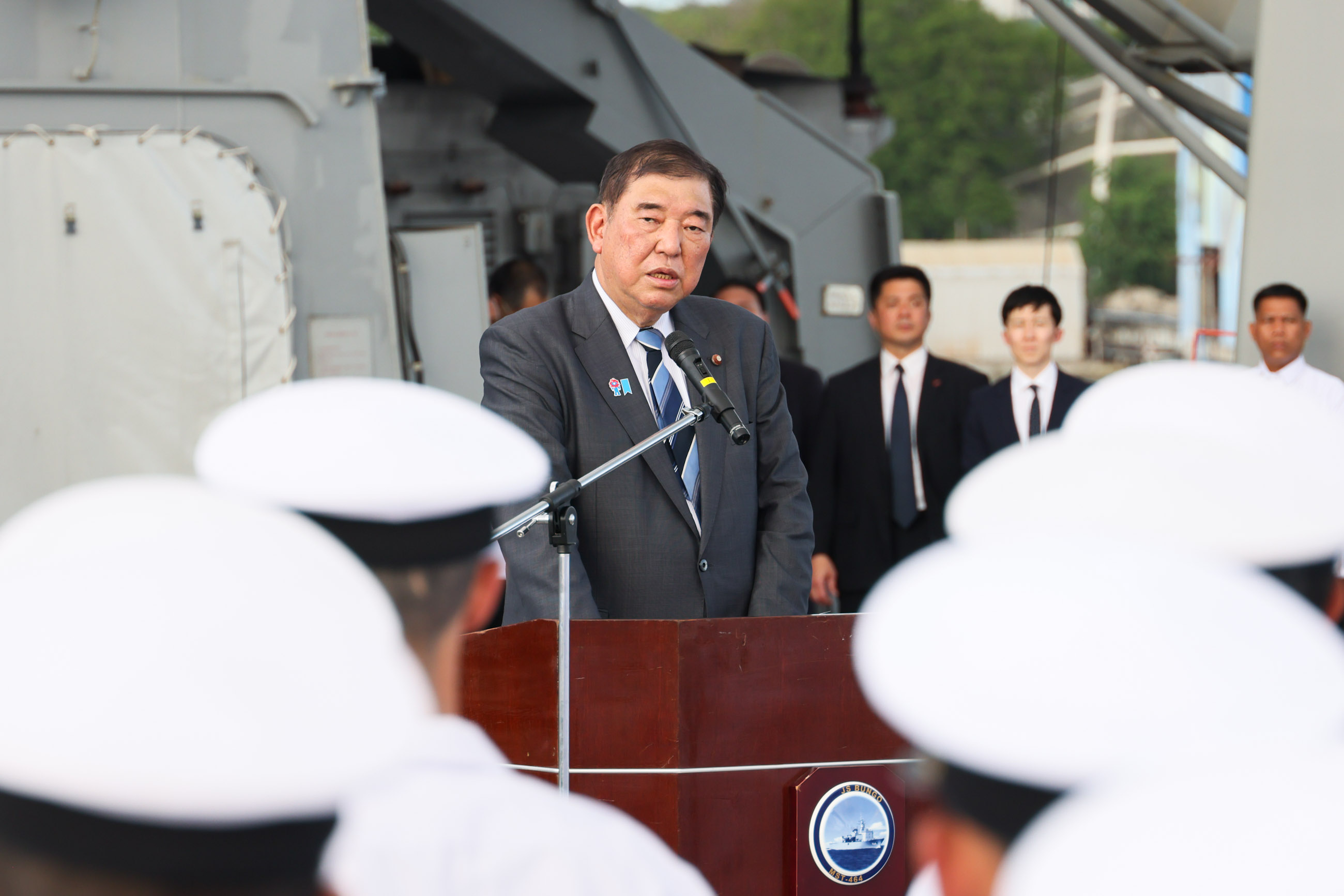 石破首相在日本海上自卫队舰艇激励队员5