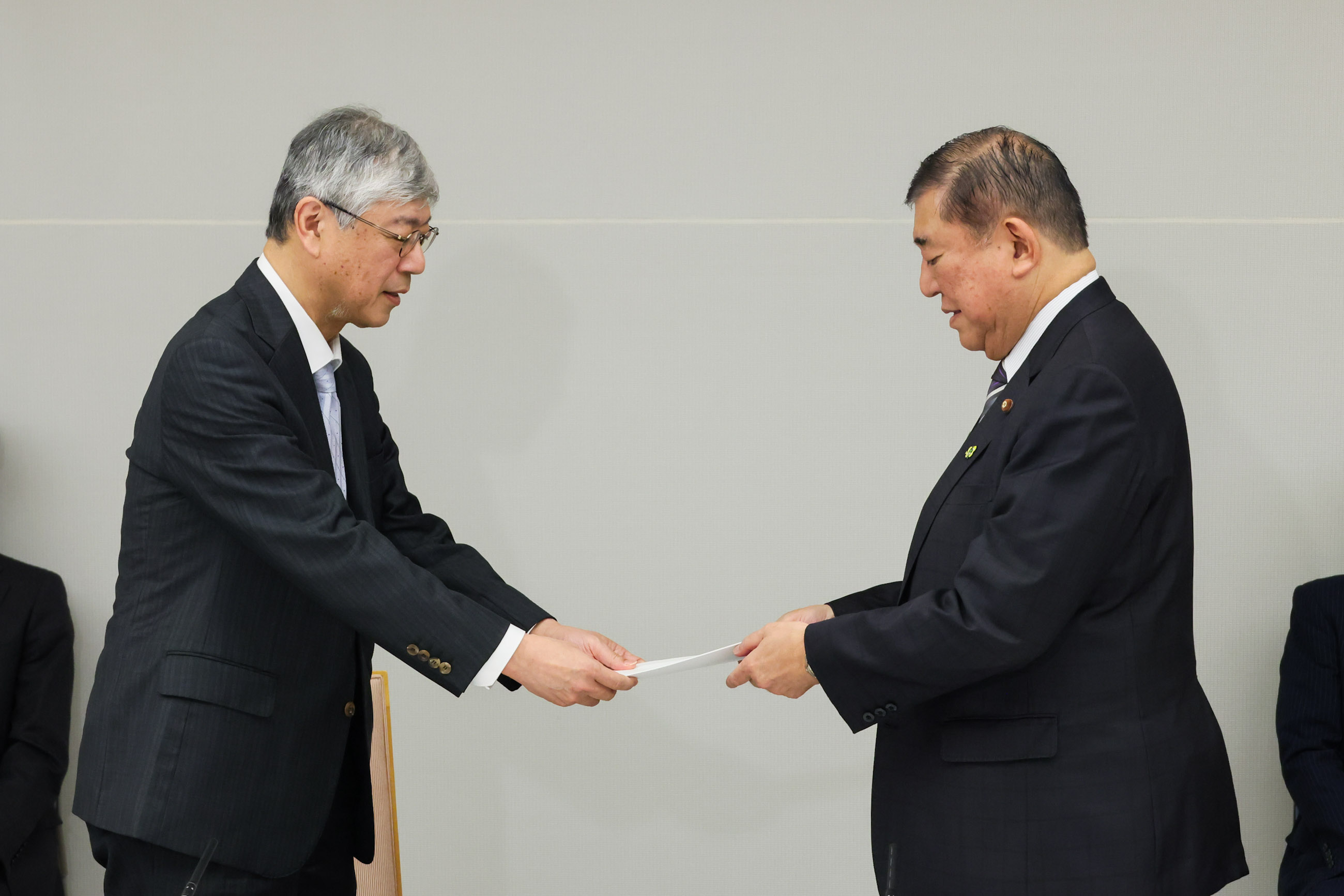 石破首相接受建议书2