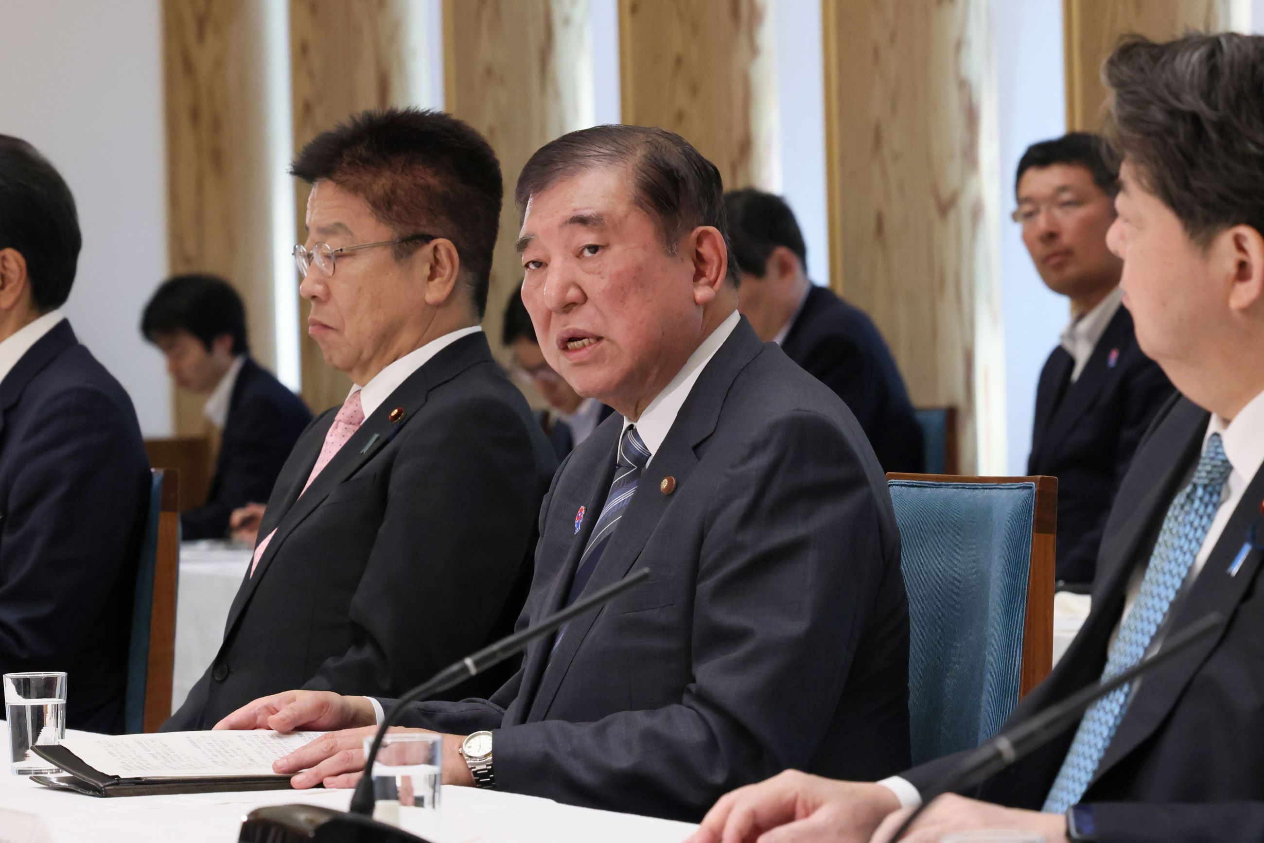 出席政府与执政党联络会议