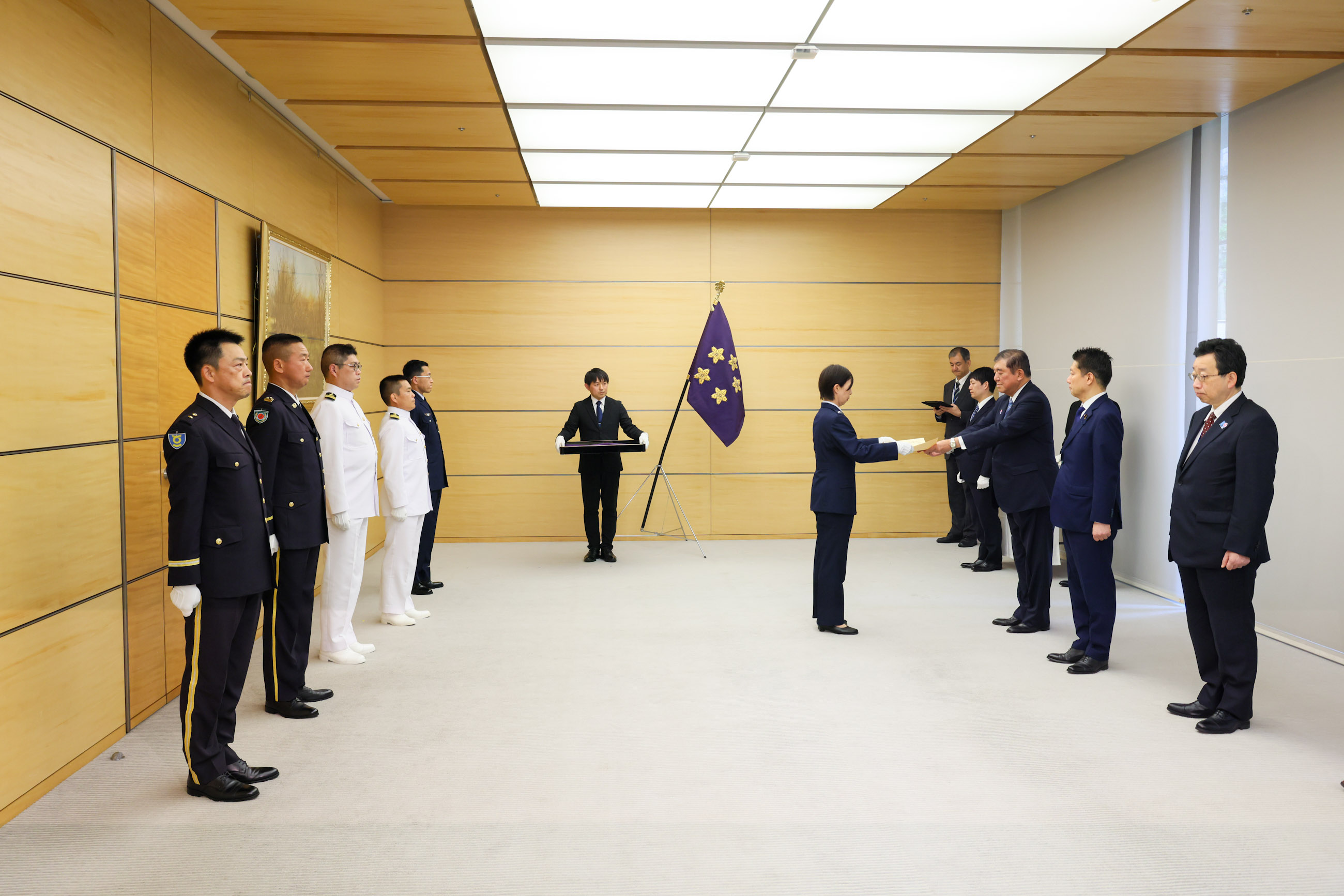 石破首相颁发奖状3