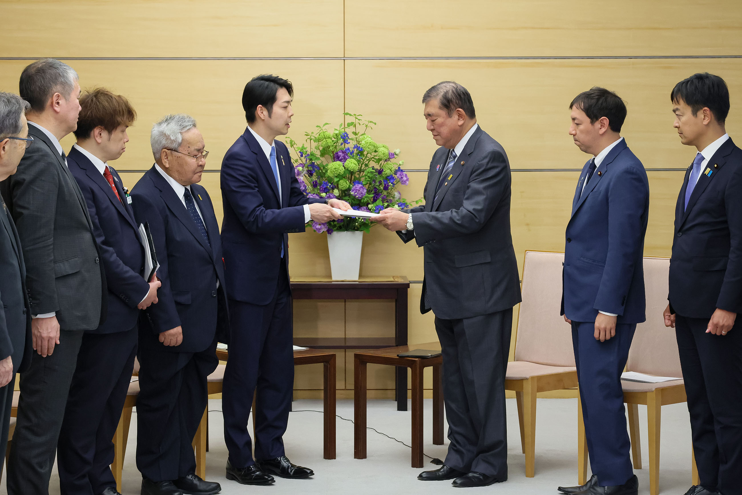 石破首相接受请愿书2