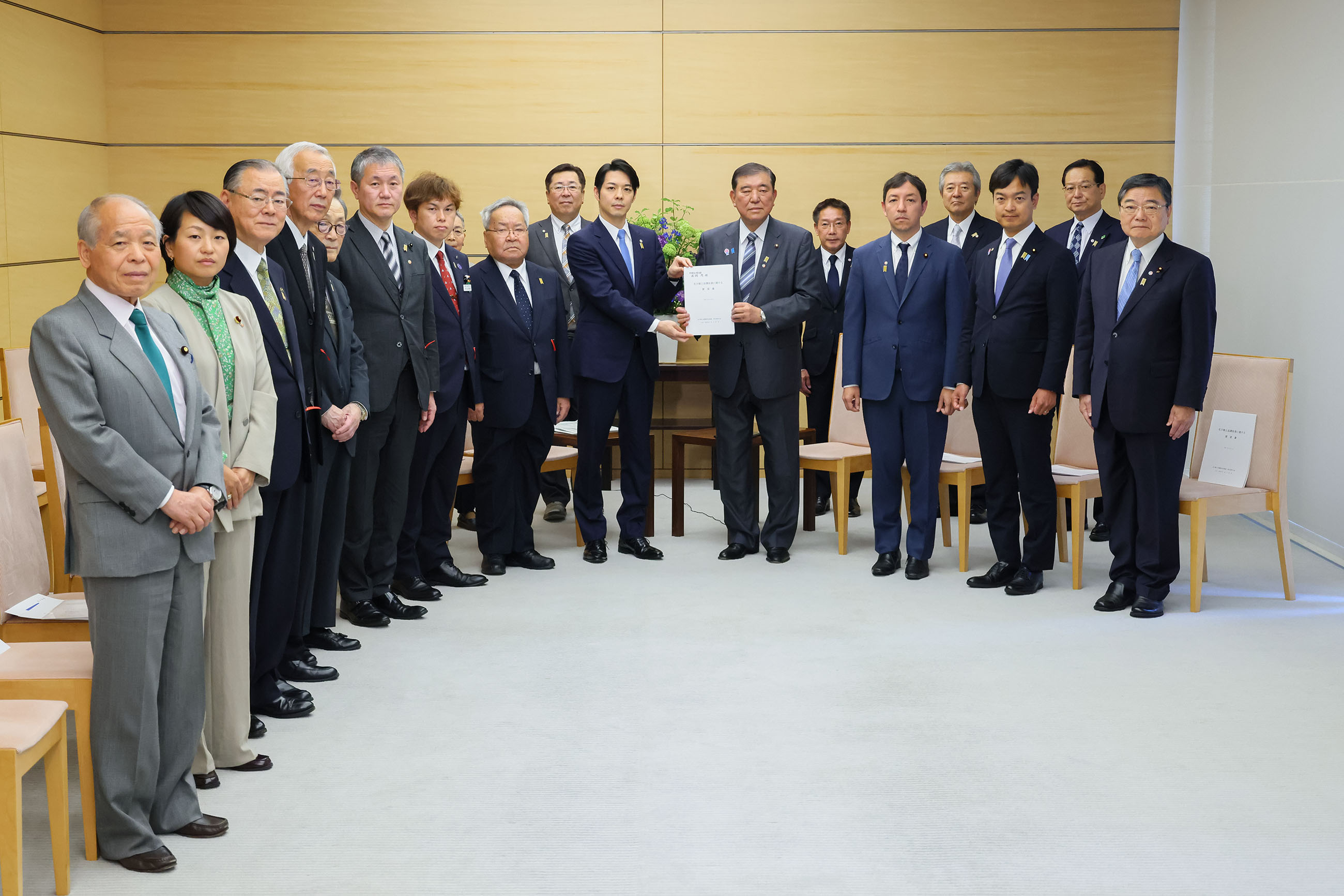 石破首相接受请愿书3