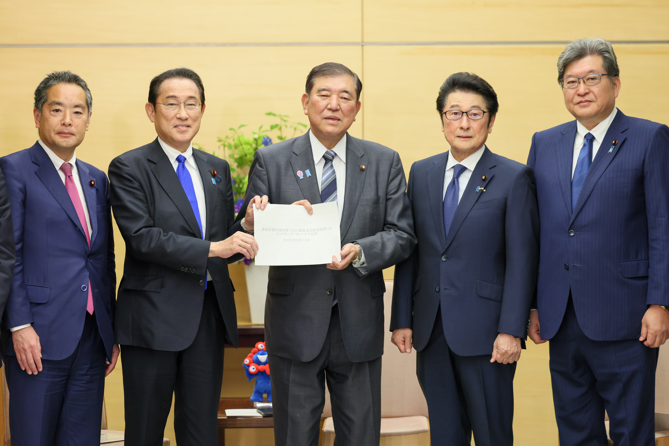 听取首相特使岸田文雄及AZEC议员联盟的出访报告