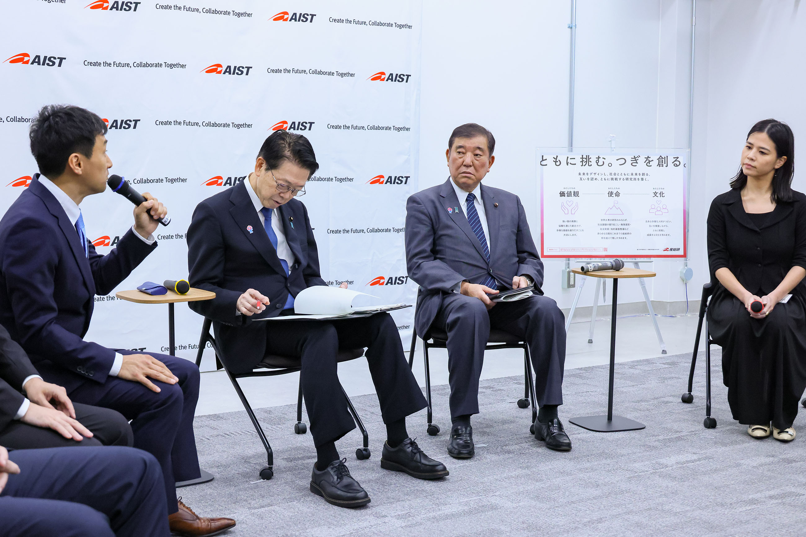 石破首相在座谈会听取意见2