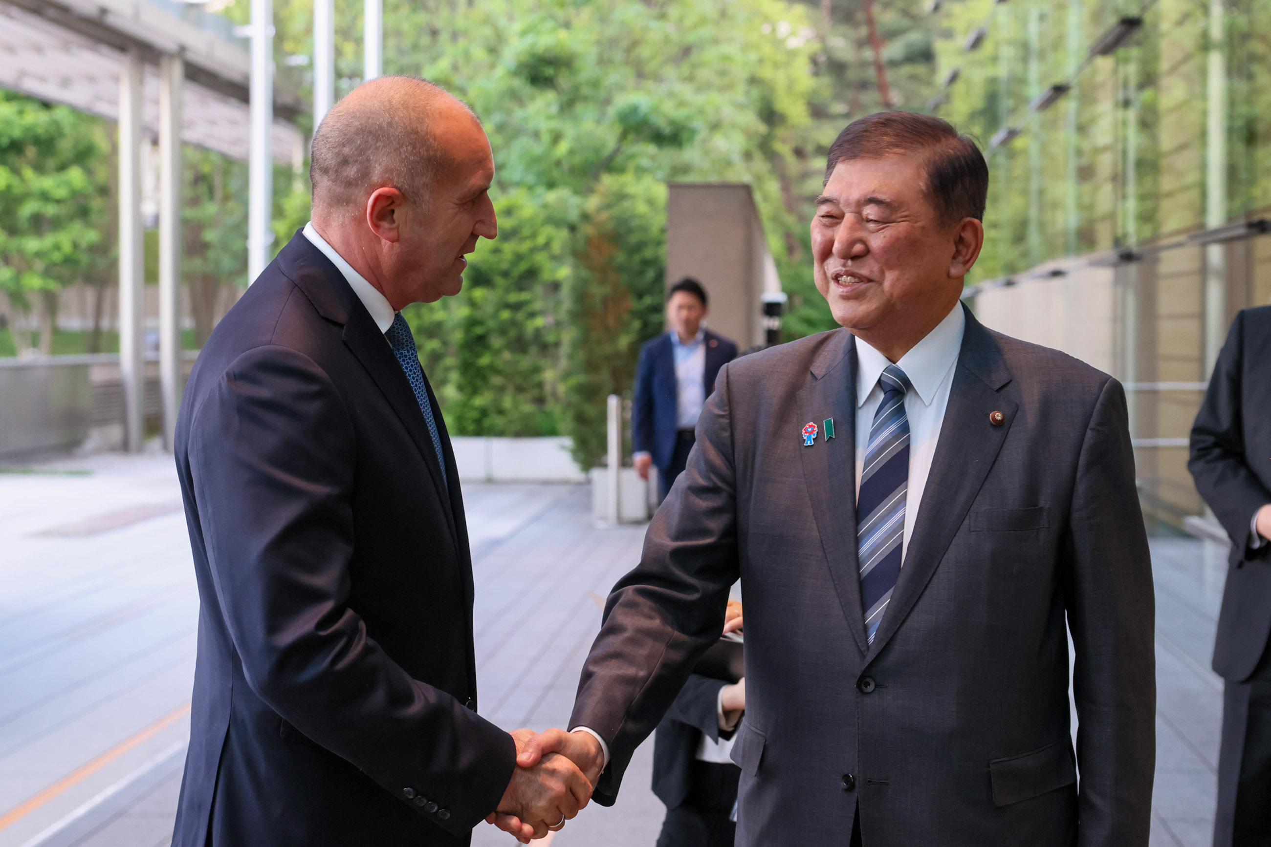 石破首相迎接拉德夫总统