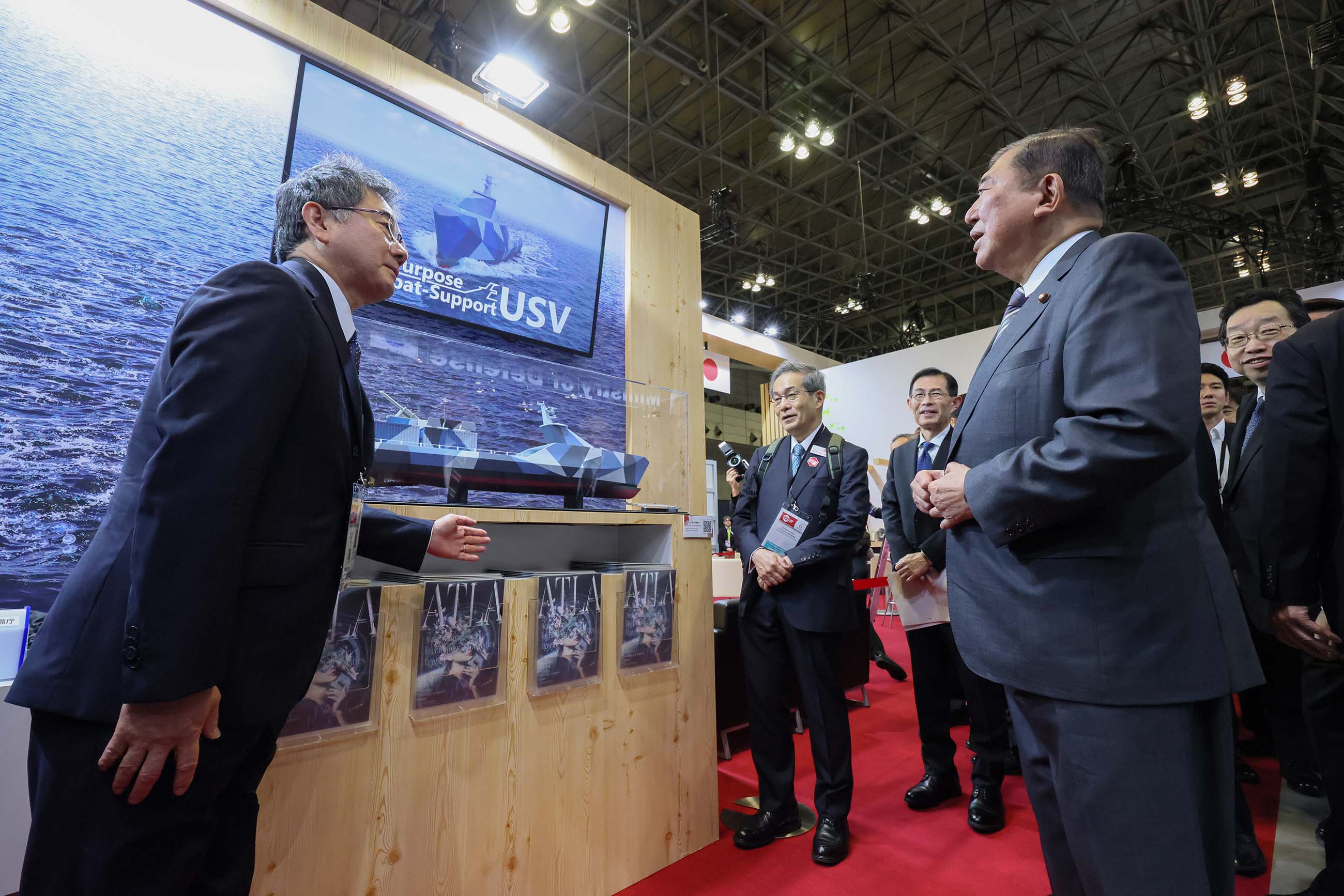 石破首相视察展区5