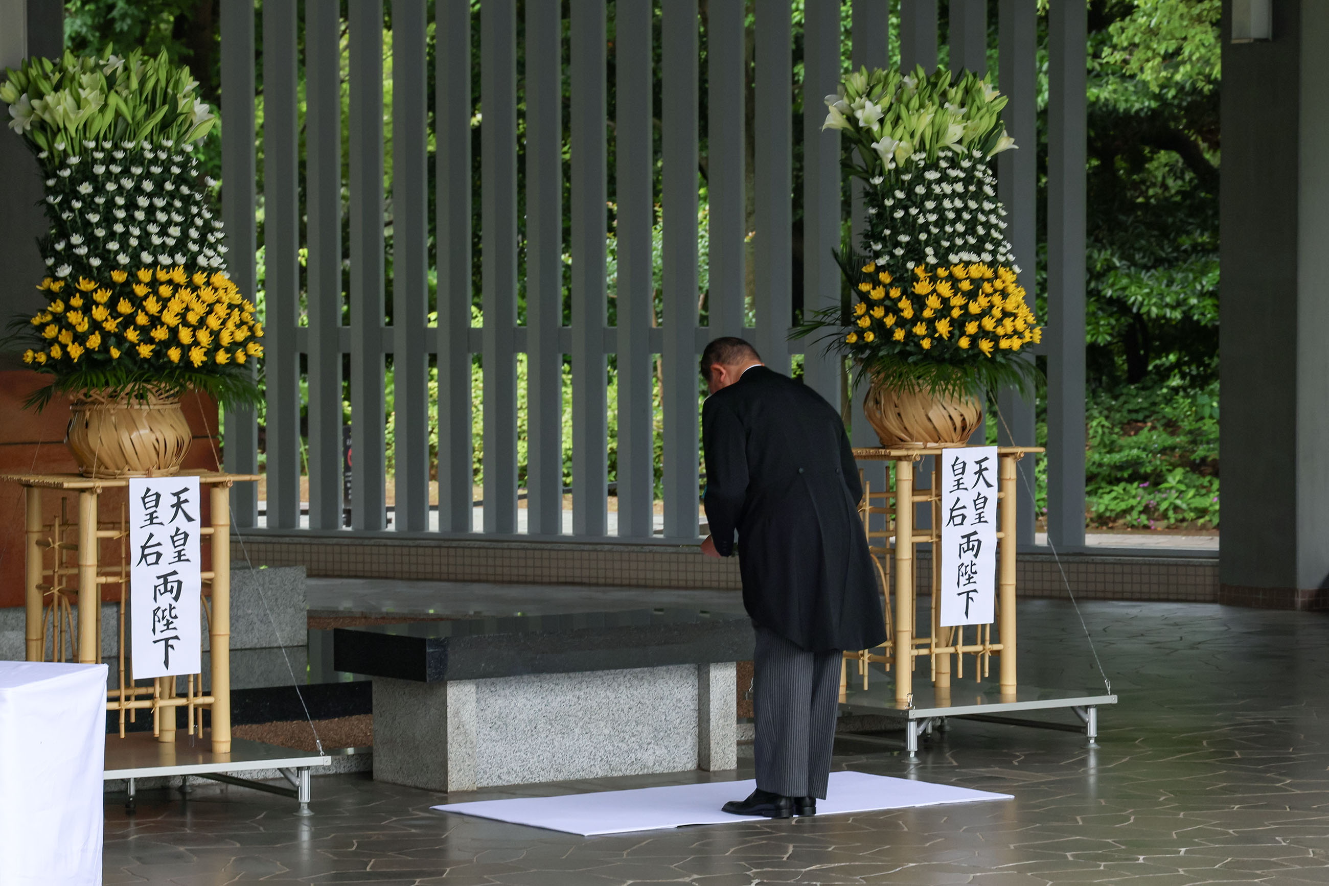 出席千鸟之渊战殁者墓苑公祭仪式