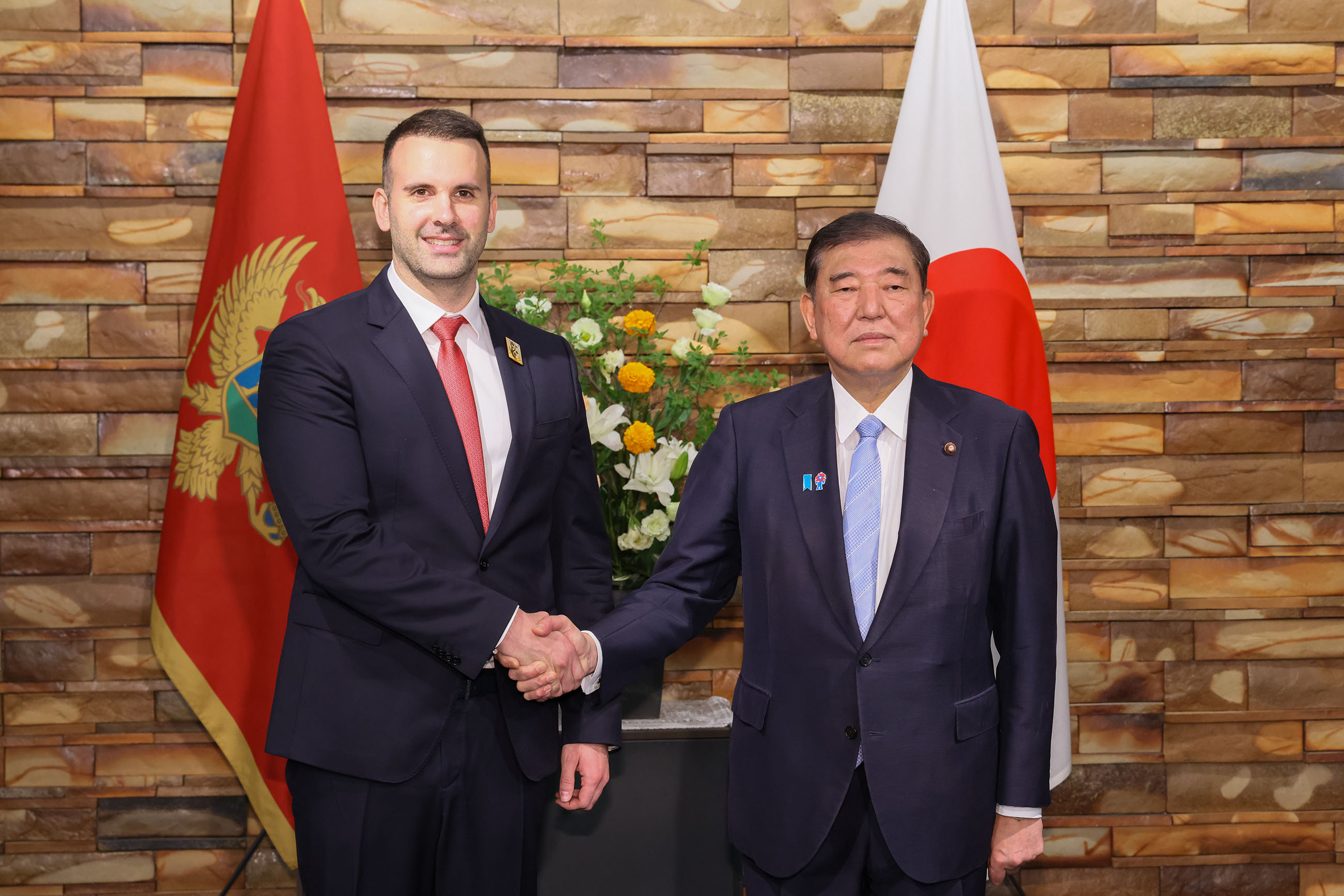 举行日本黑山首脑会谈