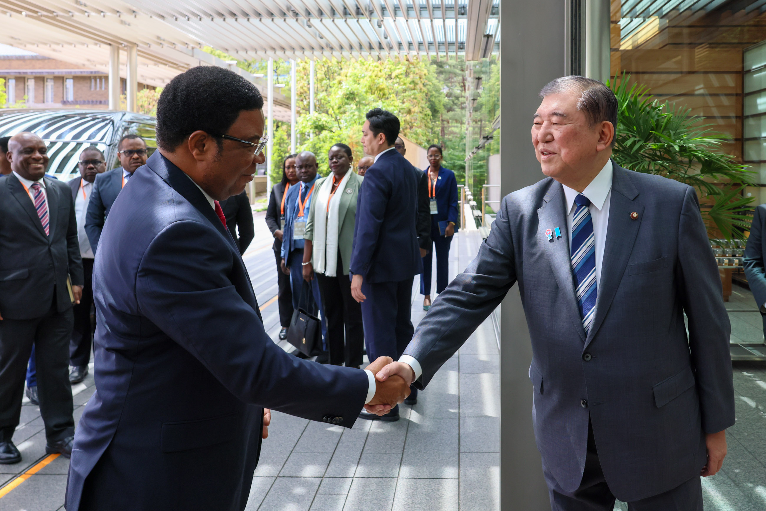 石破首相迎接马贾利瓦·卡西姆·马贾利瓦总理1