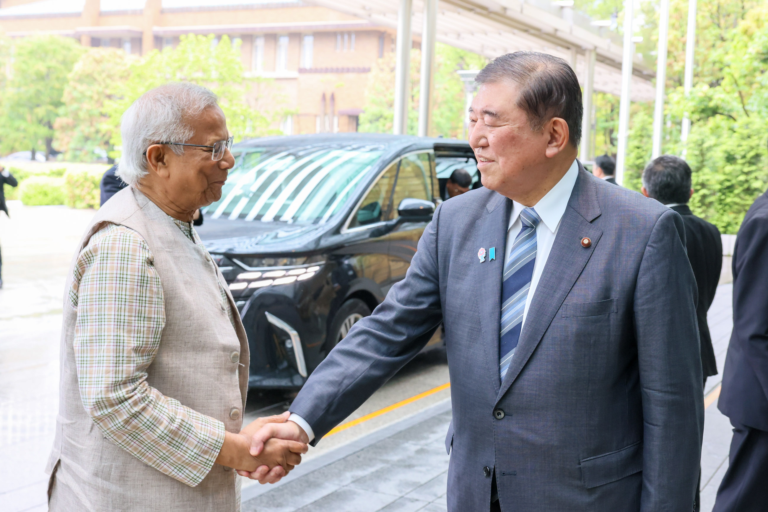 石破首相迎接尤努斯临时政府首席顾问