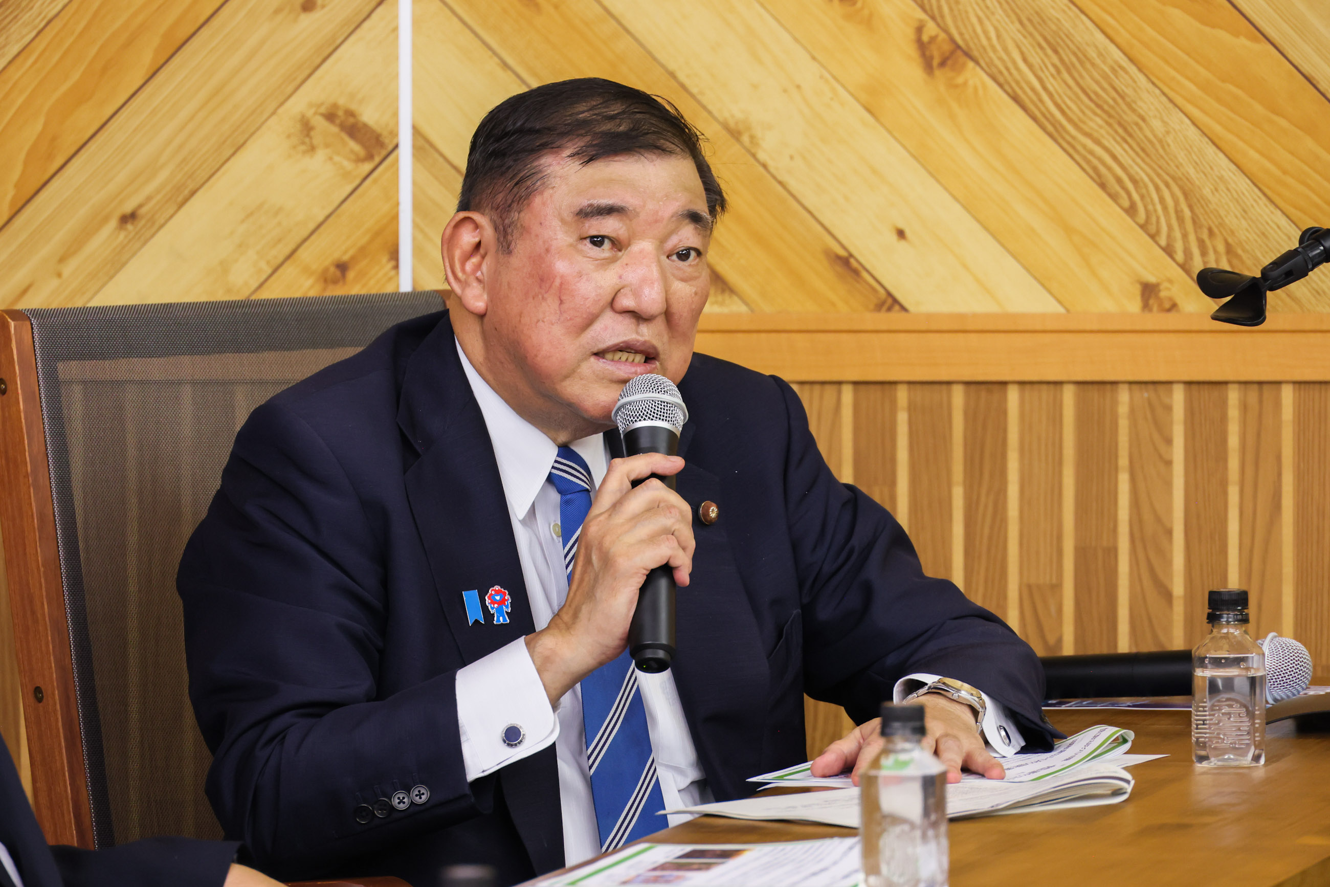 石破首相与不断挑战城镇建设的各位民间有志者交换意见1