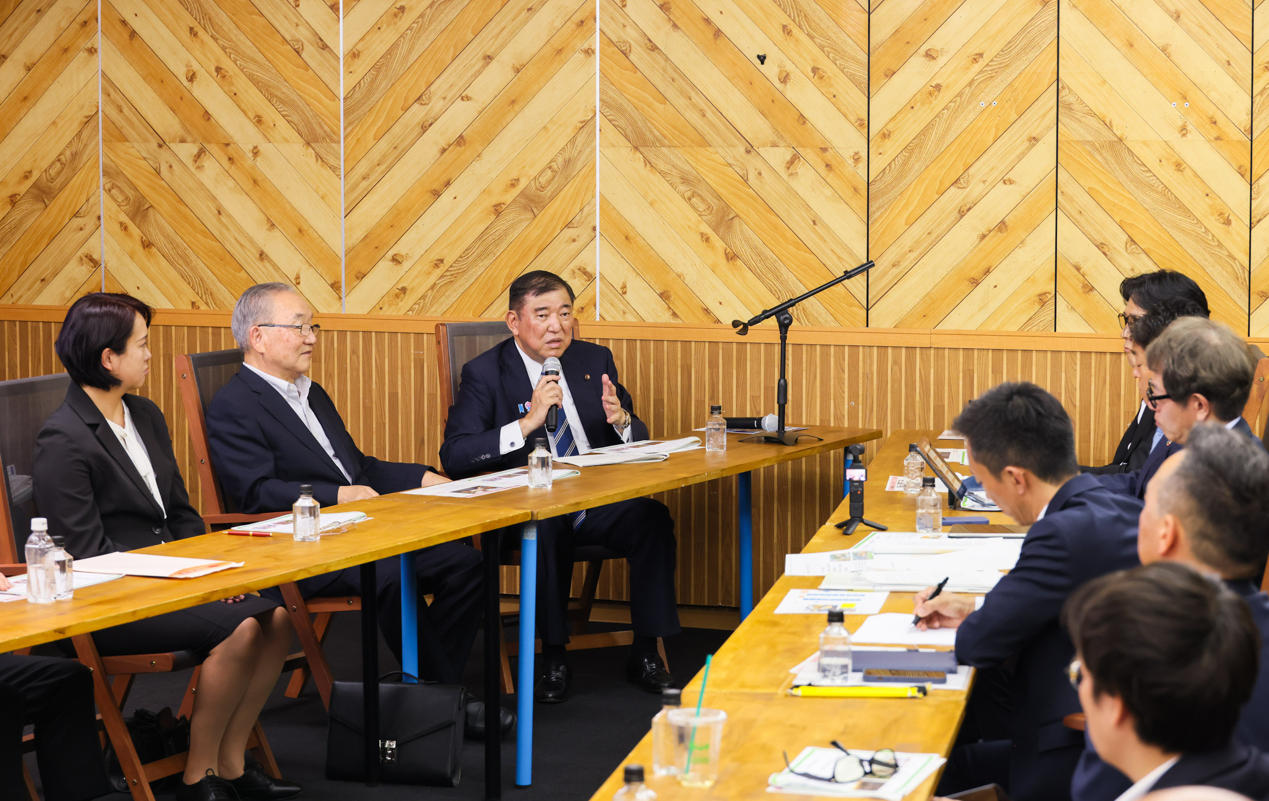 石破首相与不断挑战城镇建设的各位民间有志者交换意见2