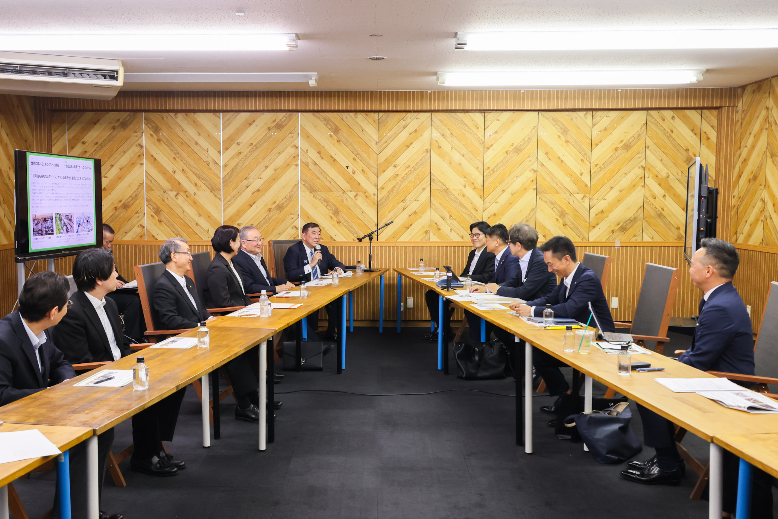 石破首相与不断挑战城镇建设的各位民间有志者交换意见4