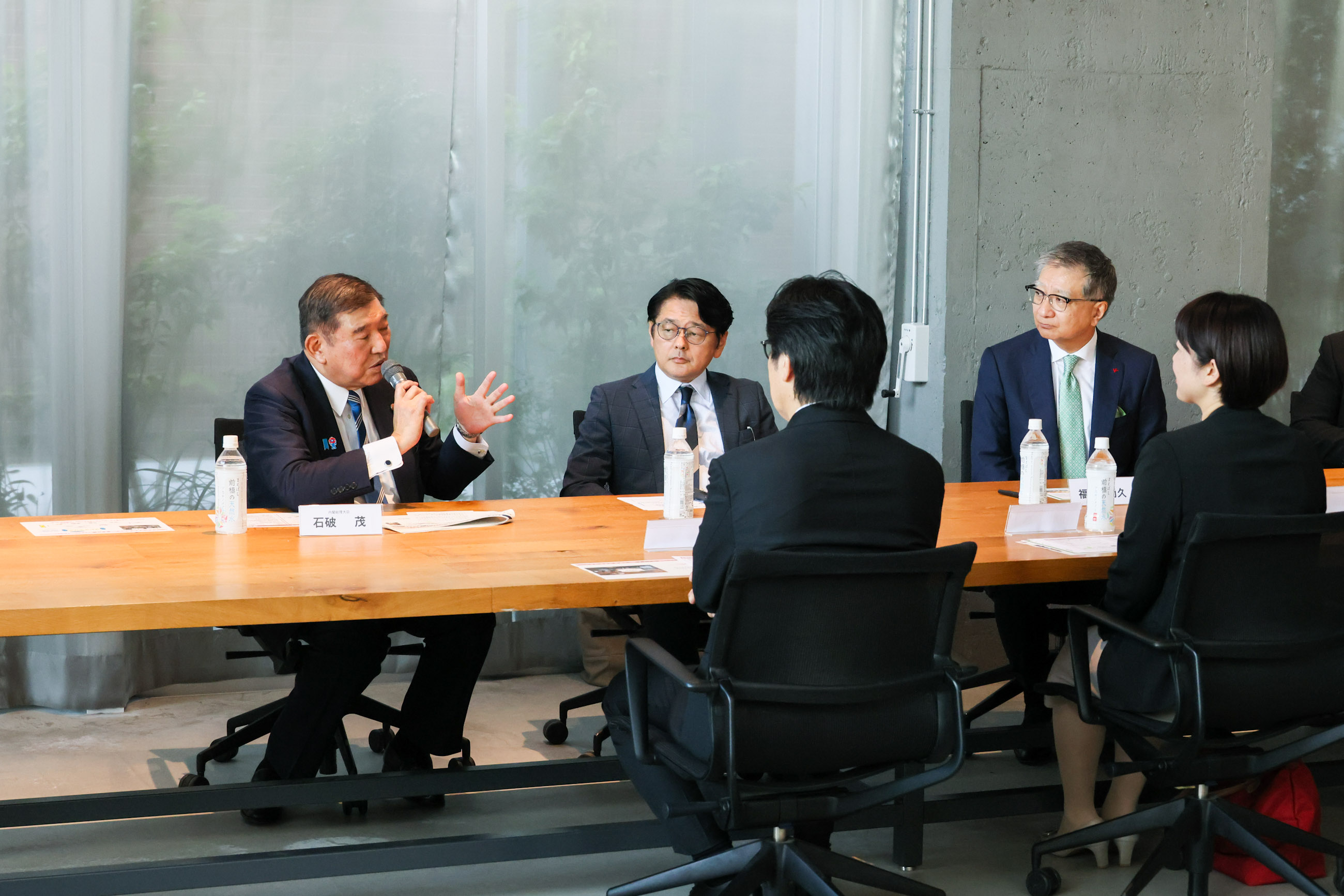 关于能够受年轻人欢迎的地方建设以及通过教育与数字化促进人才扎根等议题进行意见交换2