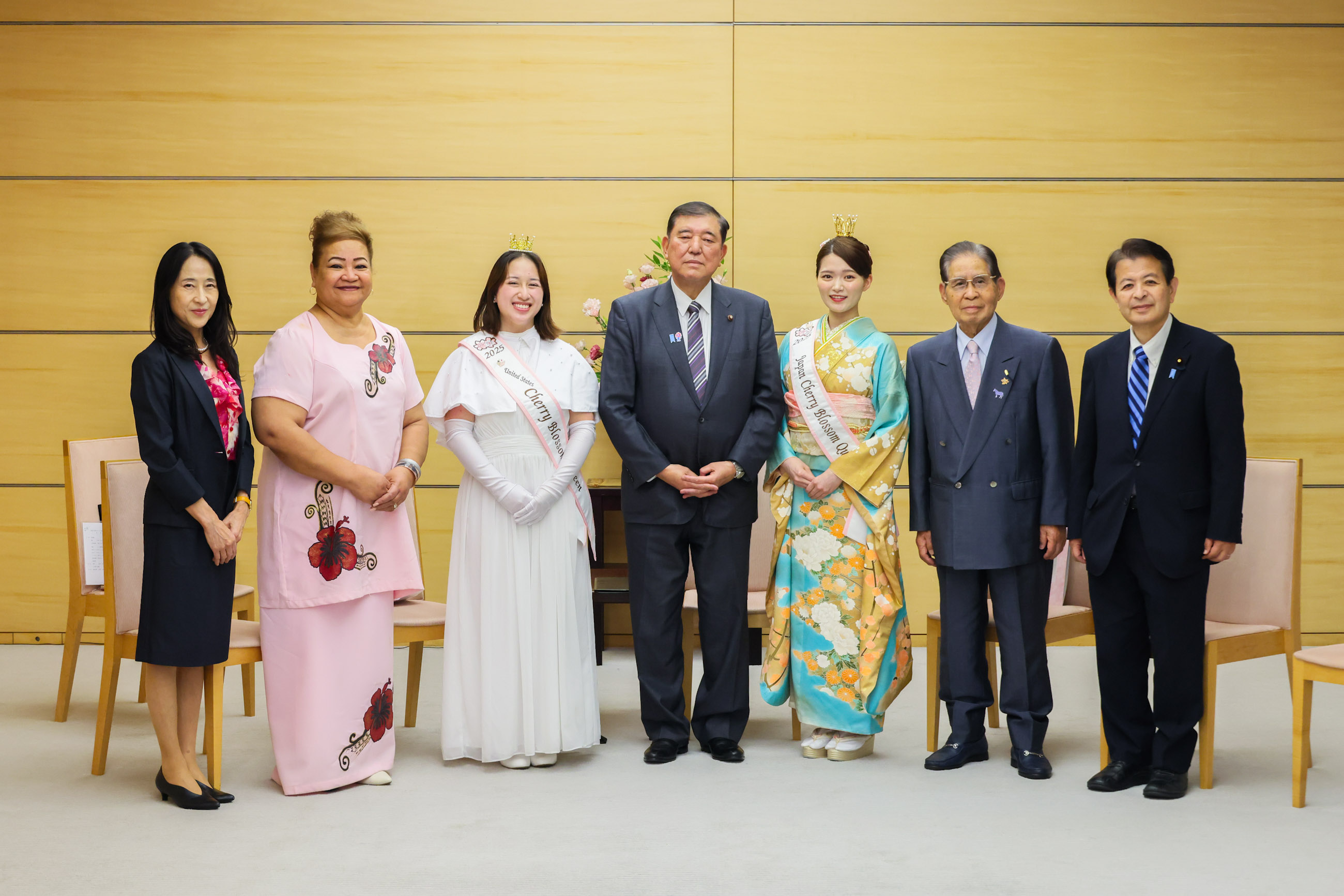 会见全美樱花女王等