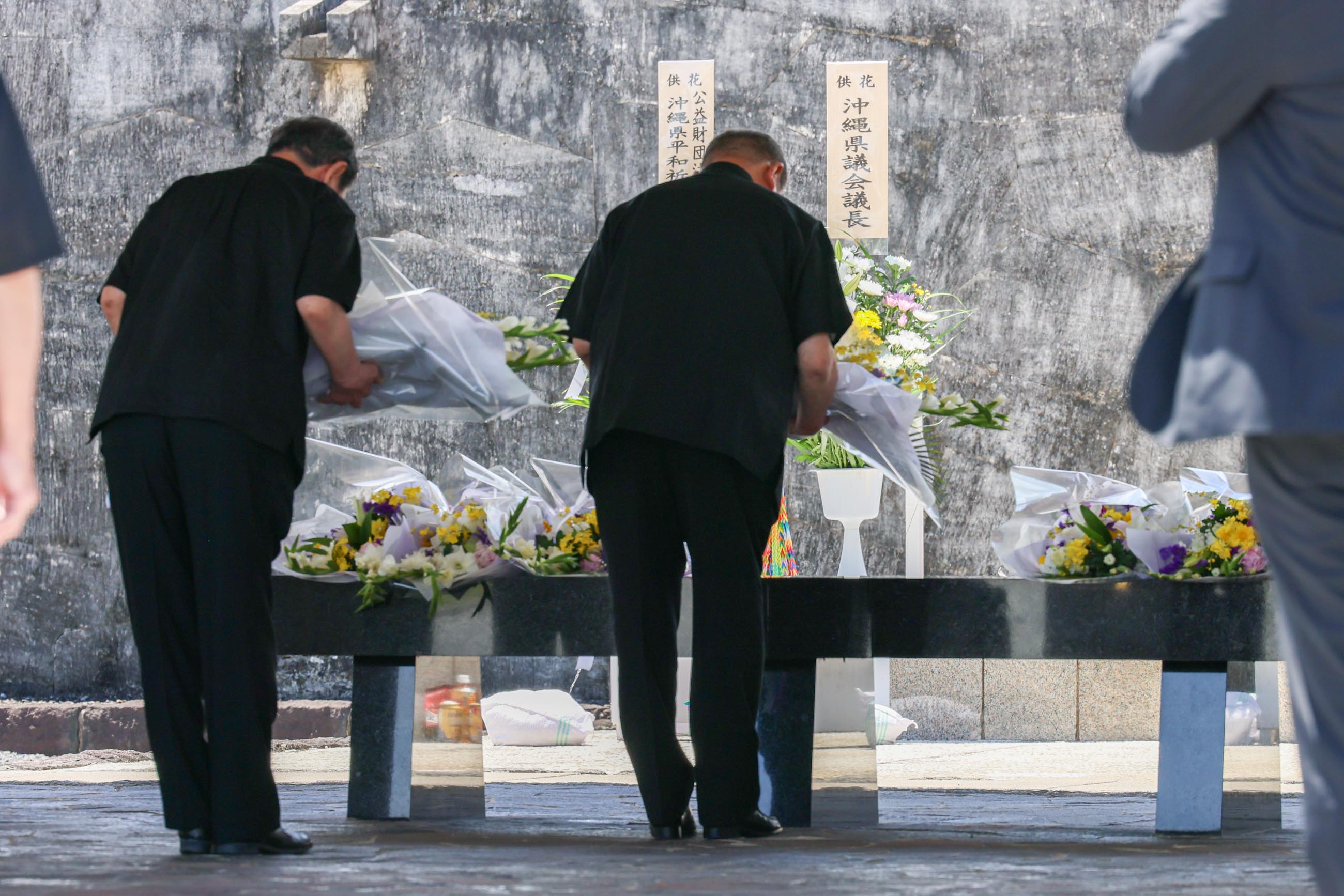 石破首相在国立冲绳战殁者墓苑进行献花1