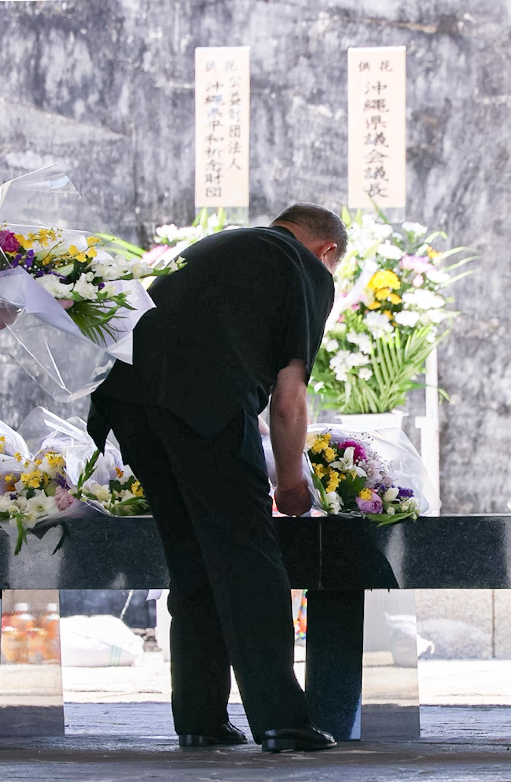 石破首相在国立冲绳战殁者墓苑进行献花2