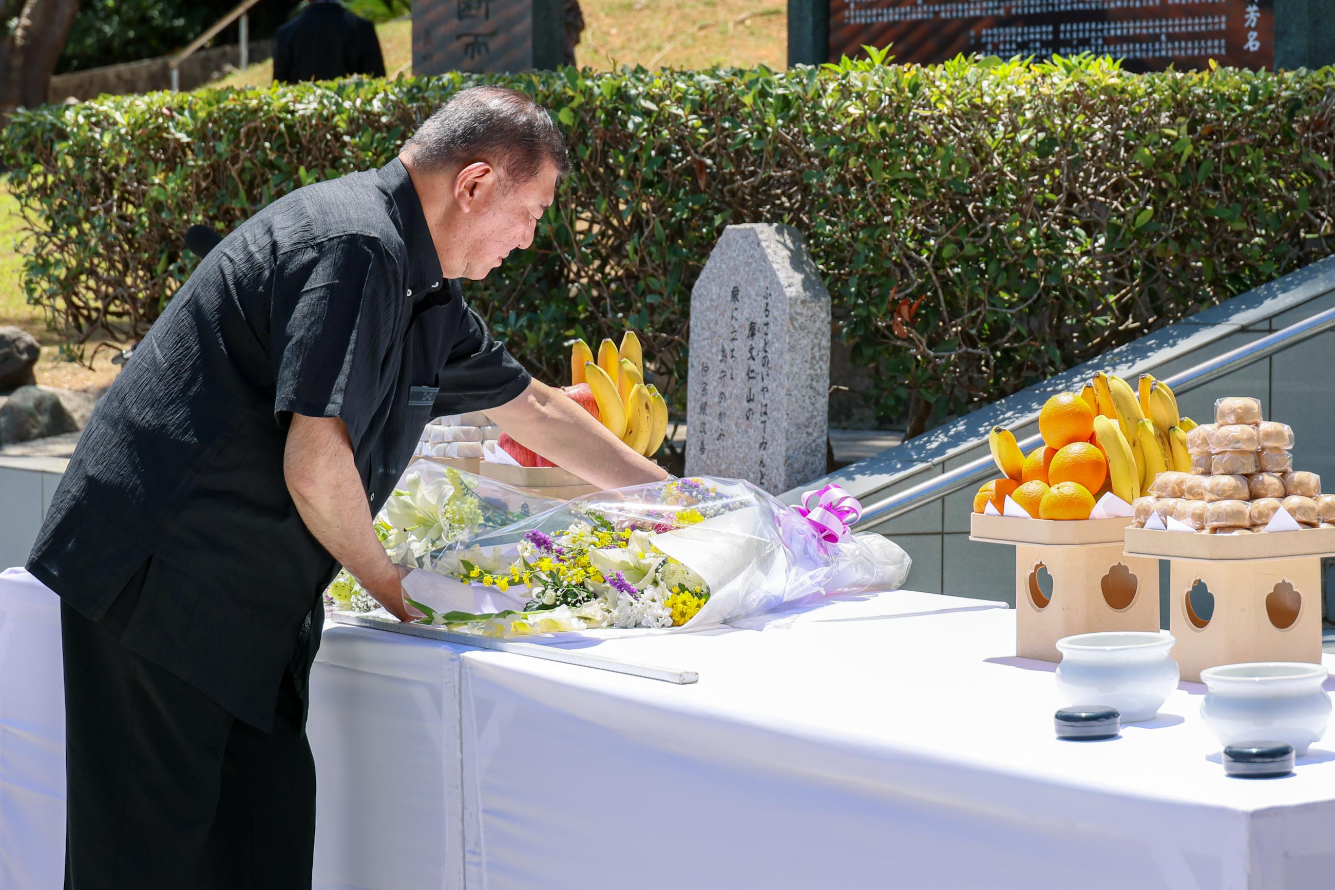 石破首相在岛守之塔进行献花1