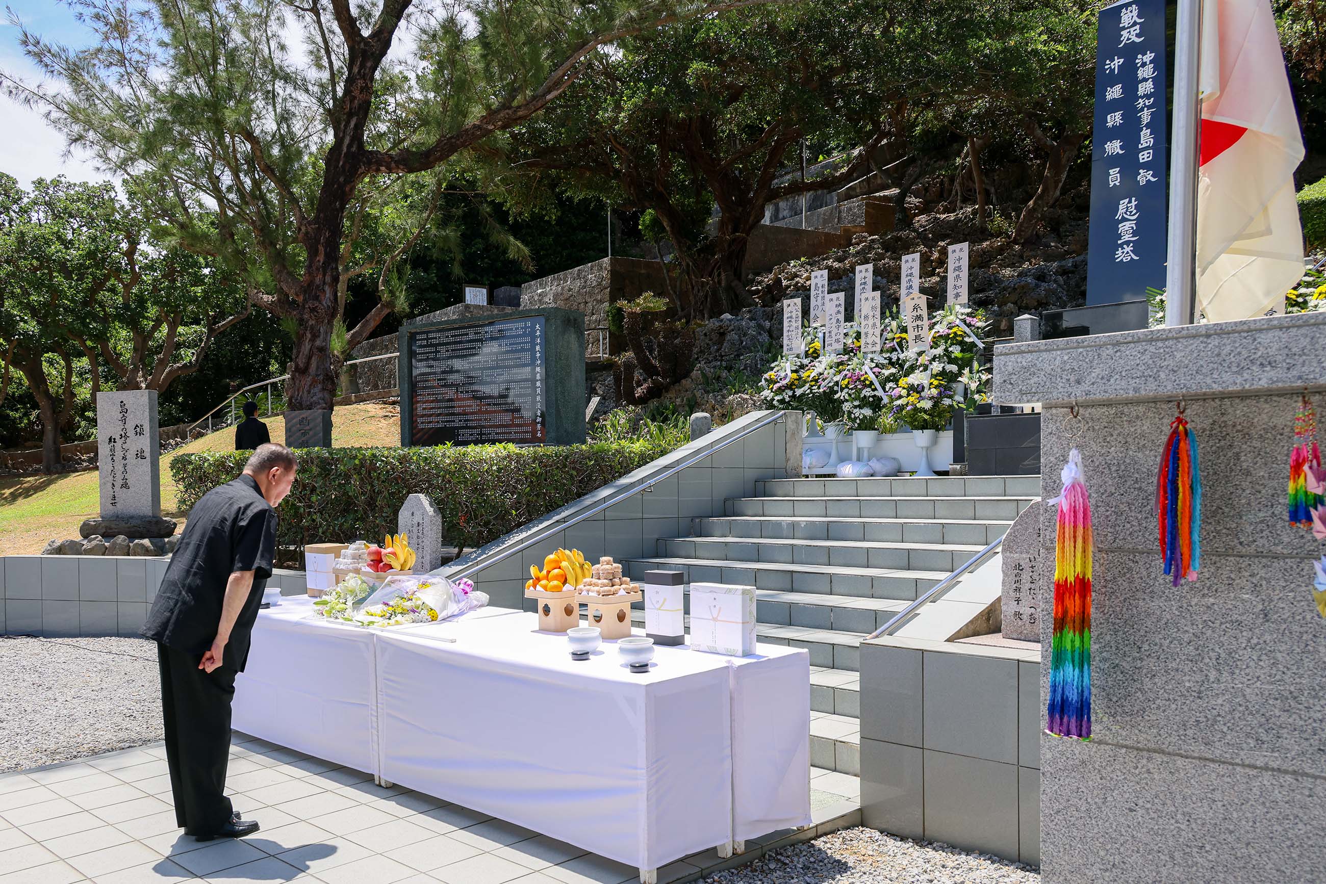 石破首相在岛守之塔进行献花2
