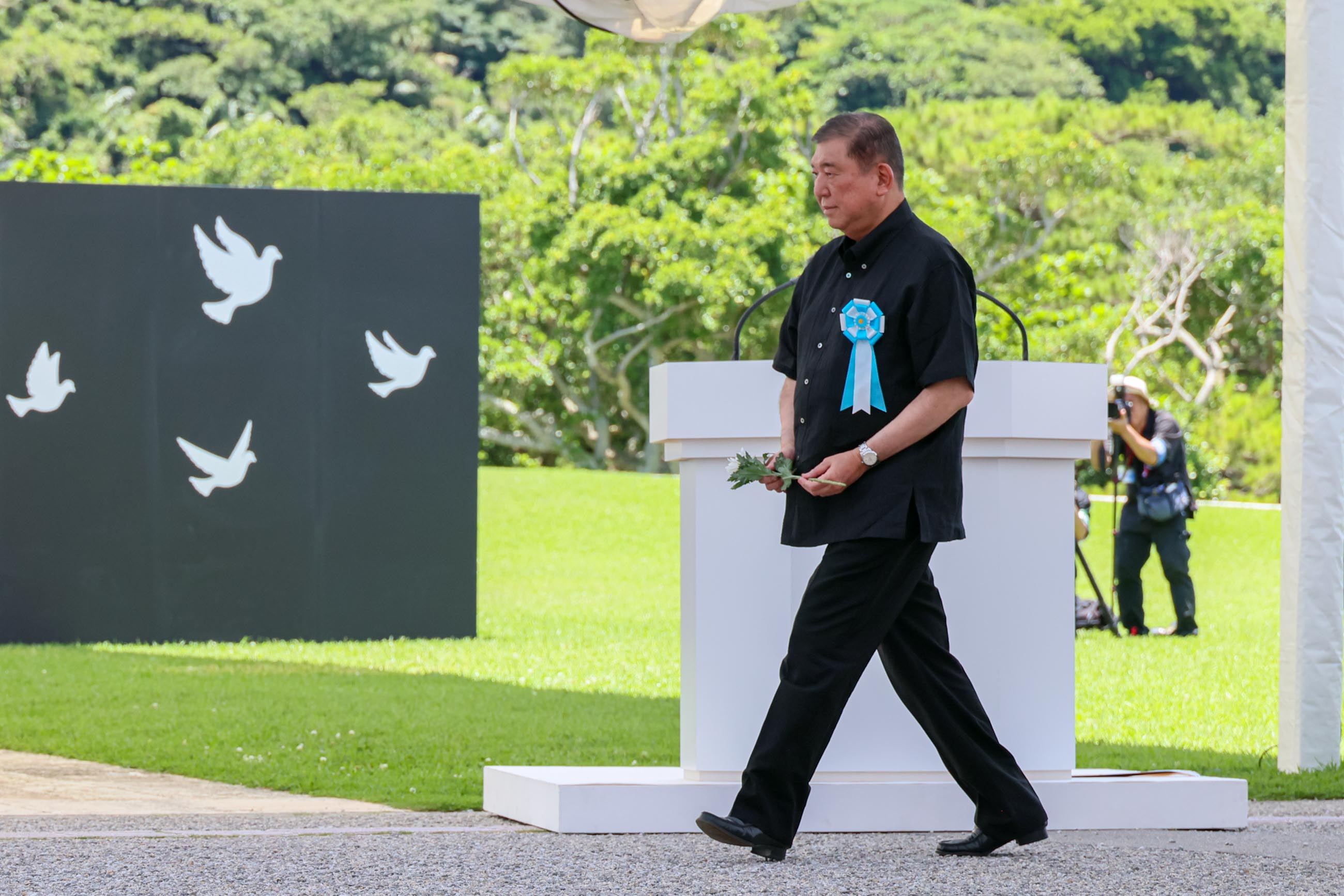 石破首相在冲绳全体战殁者追悼仪式进行献花1