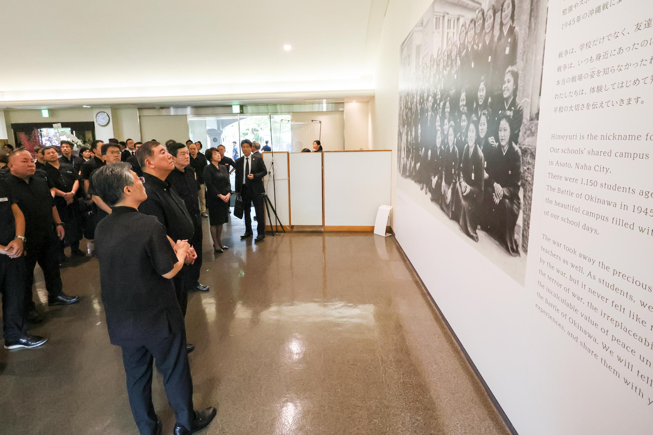 石破首相视察姬百合之塔、和平祈念资料馆3