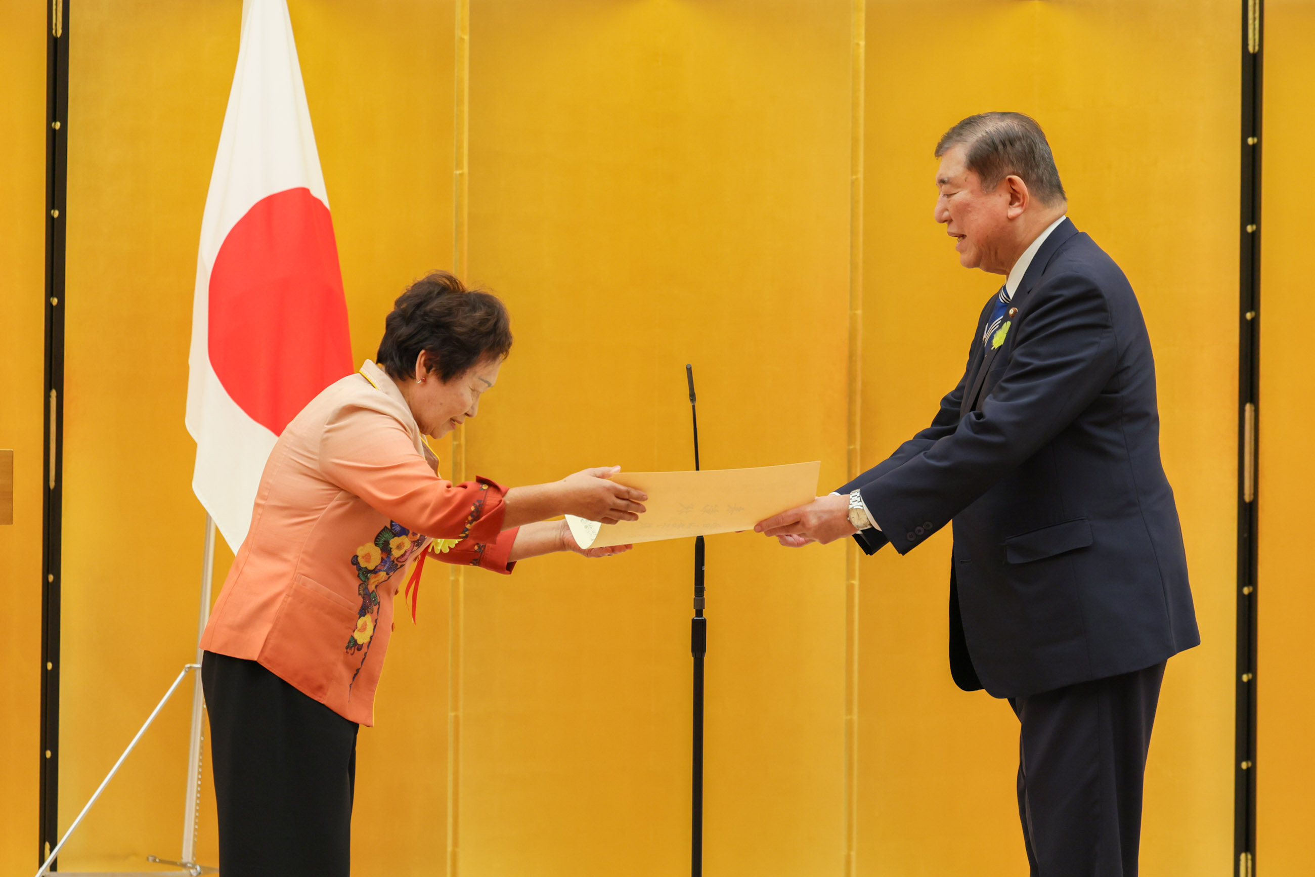 石破首相颁发表彰状2