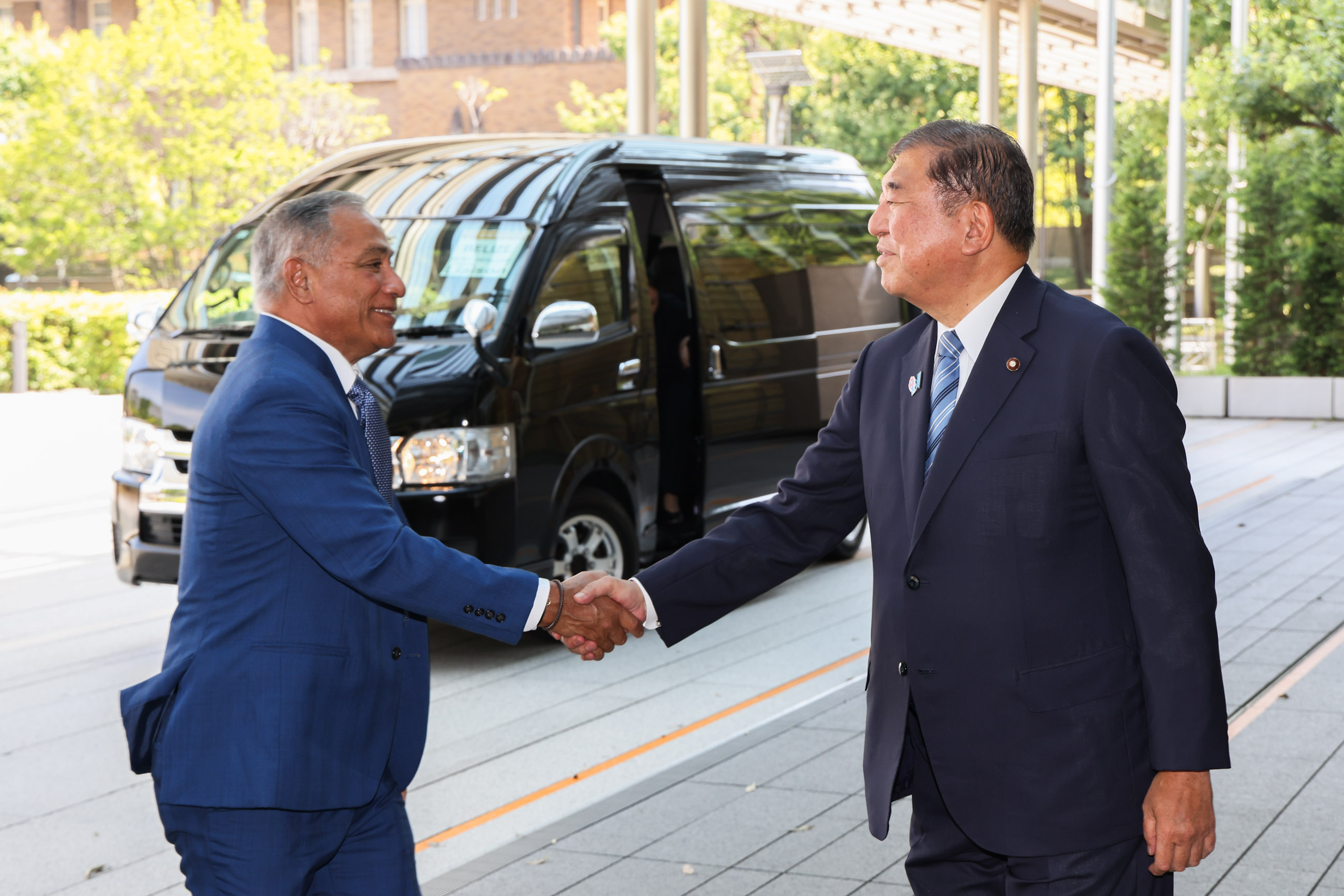 石破首相迎接布里塞尼奥总理