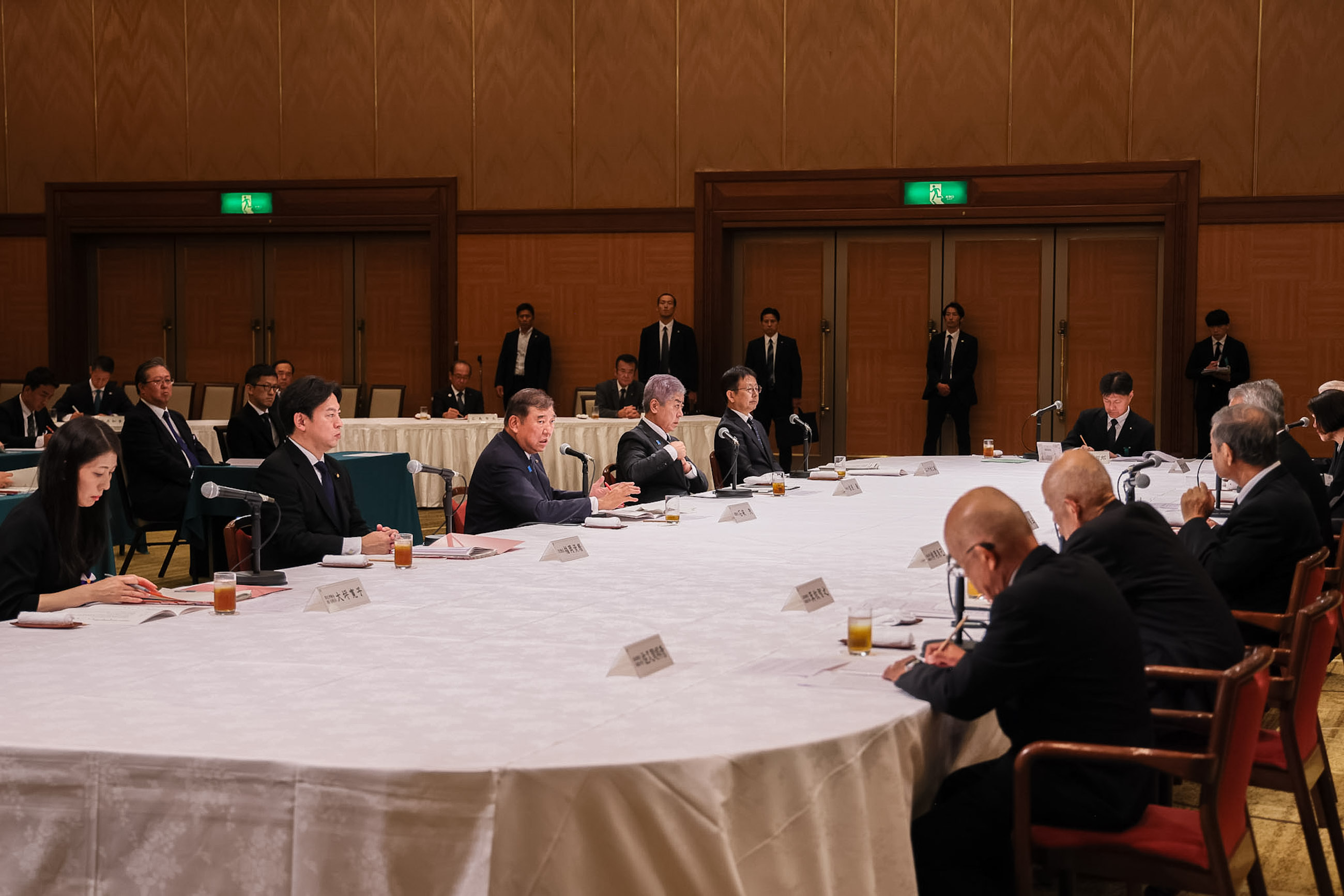 石破首相听取核爆受害者代表的要求6