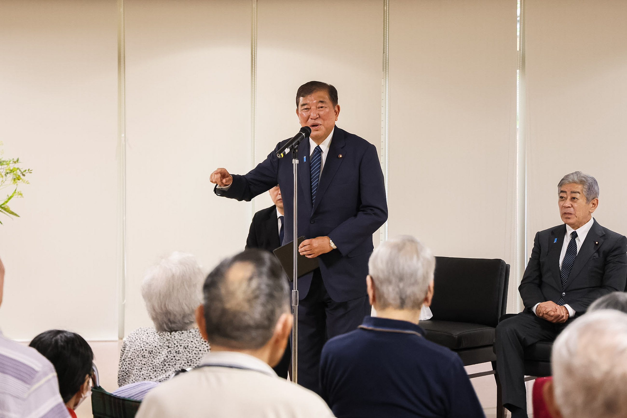 石破首相进行核爆疗养设施对入住者慰问2