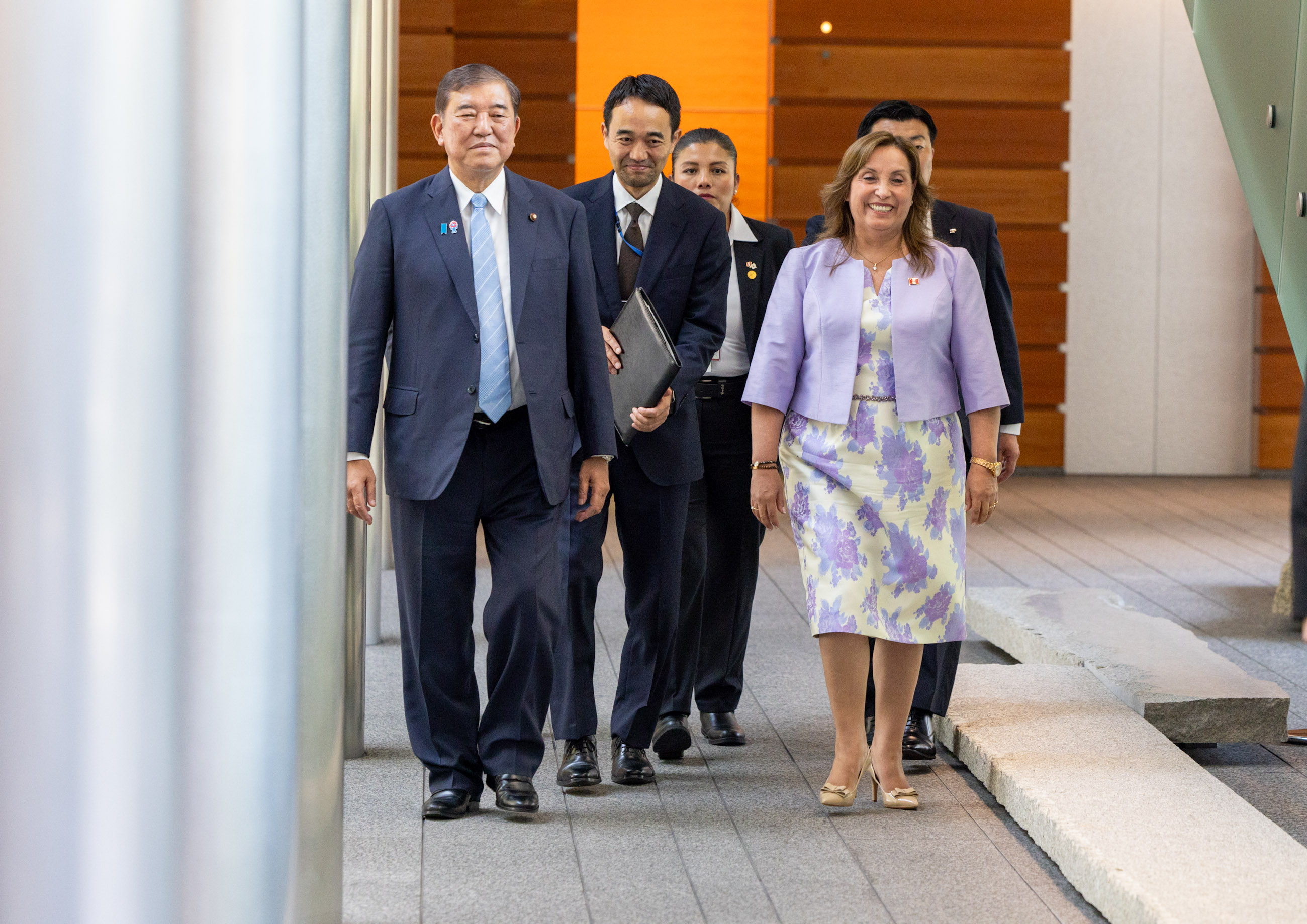 两位首脑出席文件签署仪式