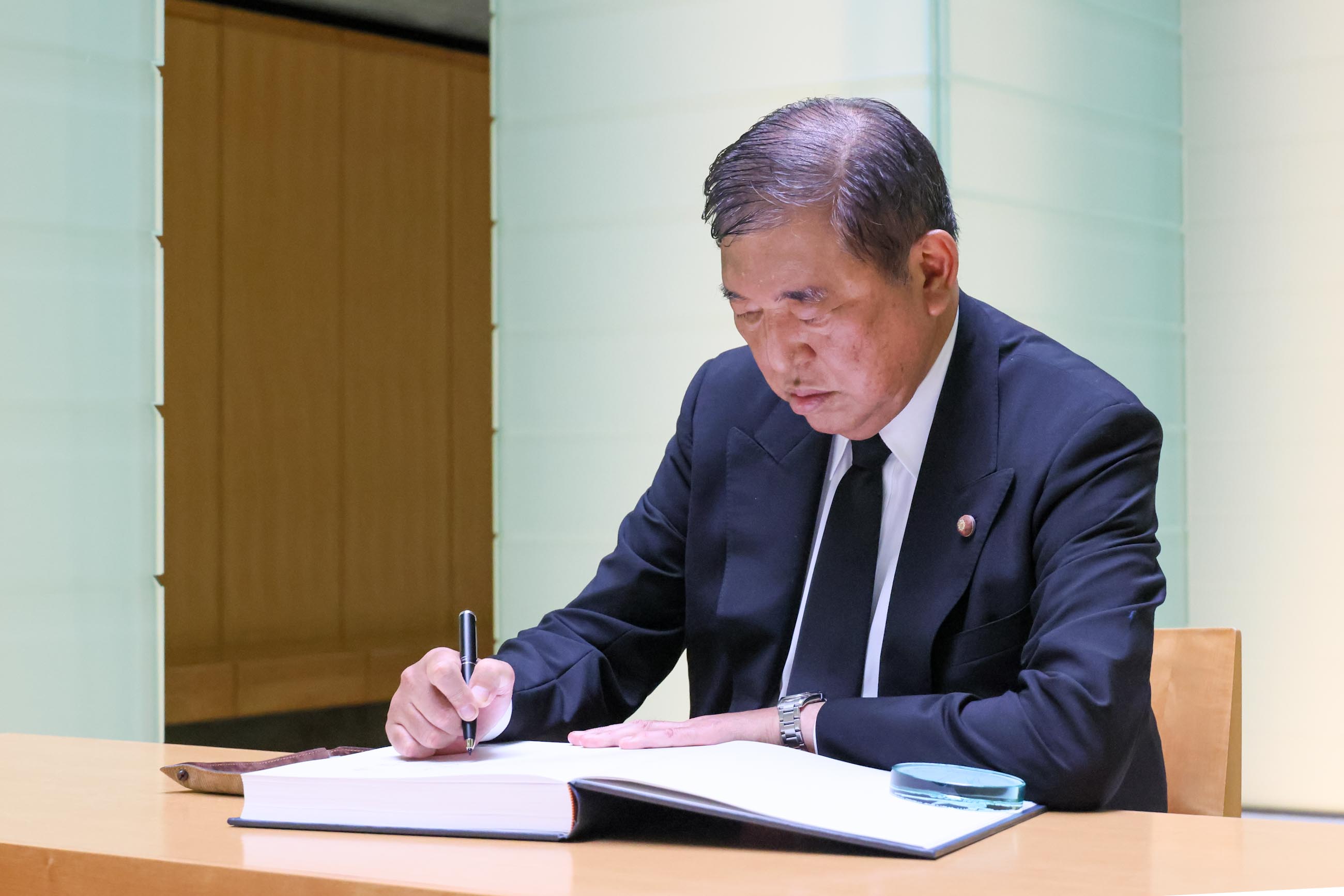 石破首相视察长崎原爆资料馆4