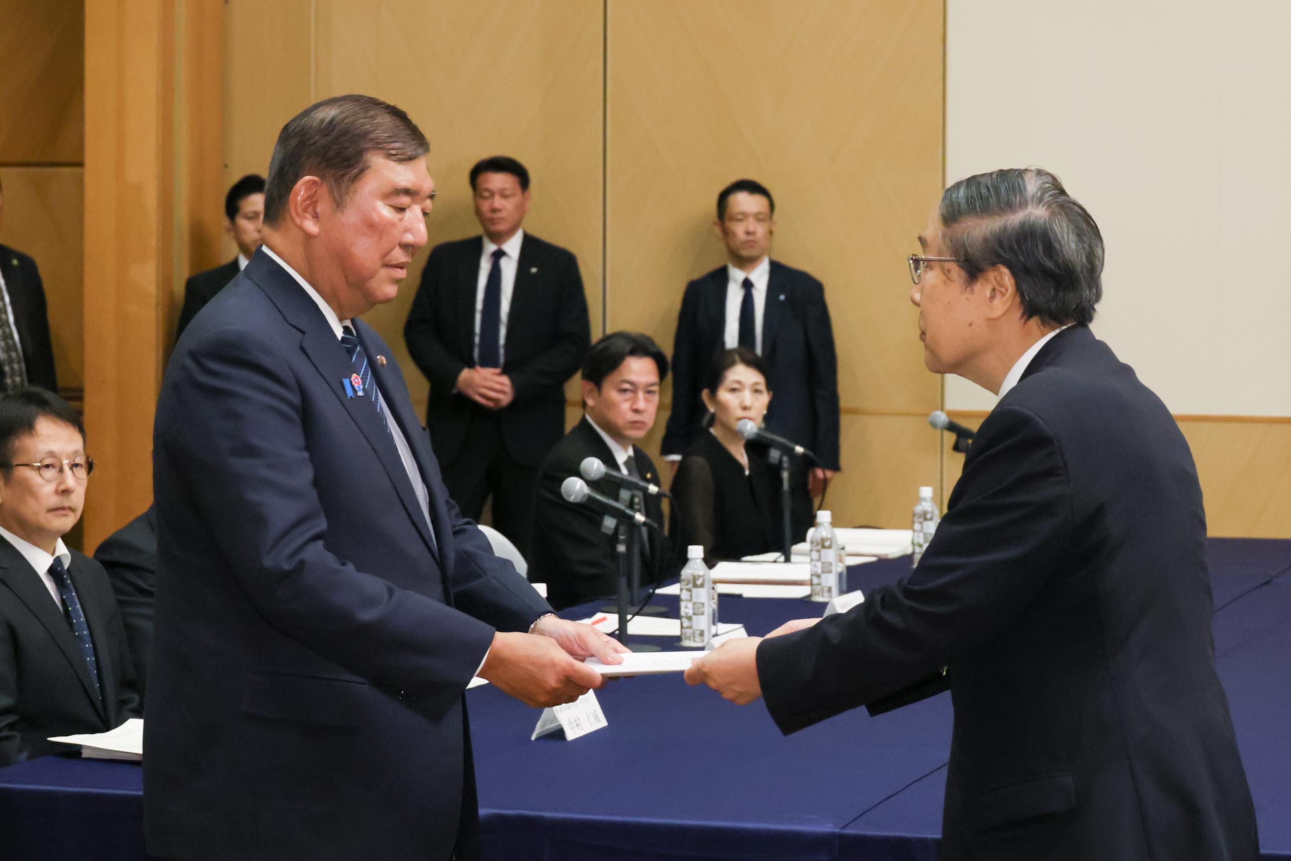 石破首相接受核爆受害者代表的请愿书1