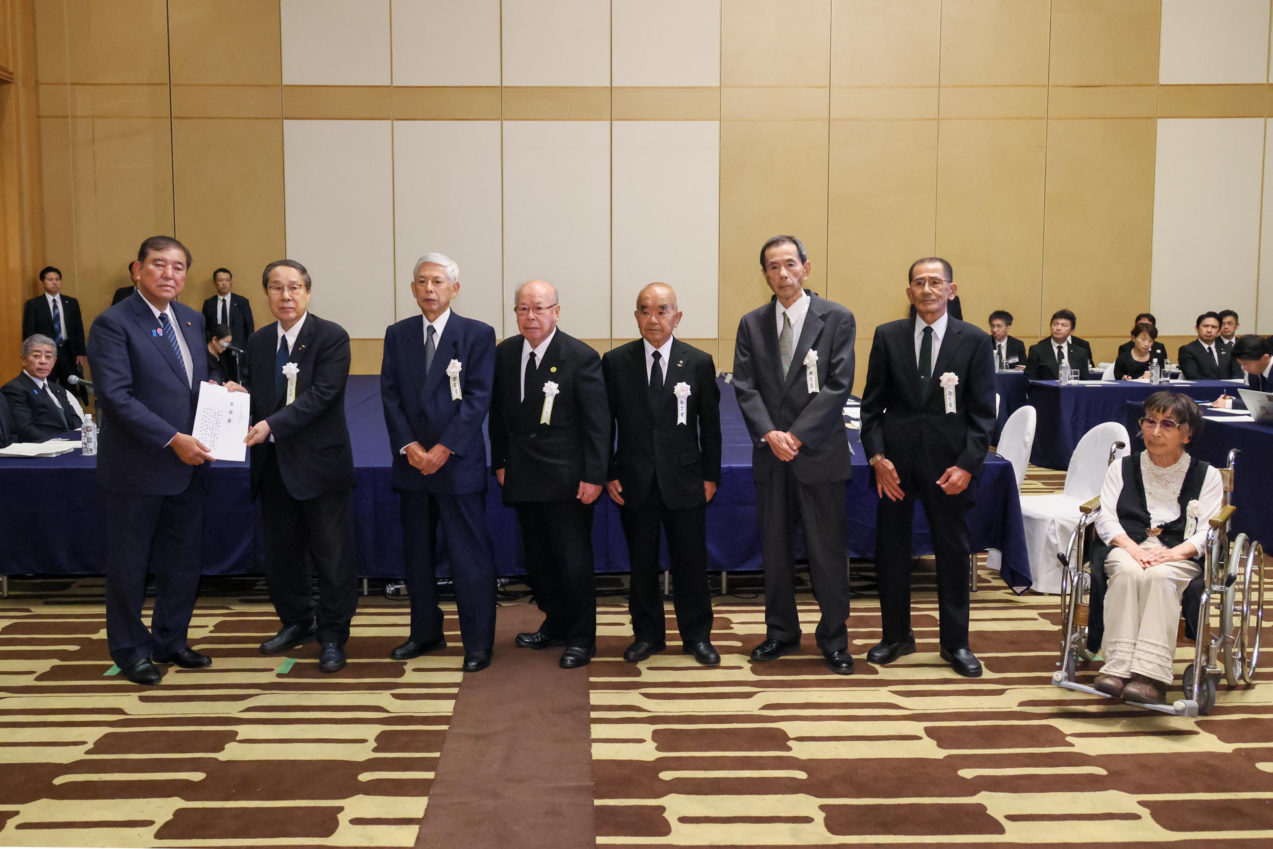 石破首相接受核爆受害者代表的请愿书2